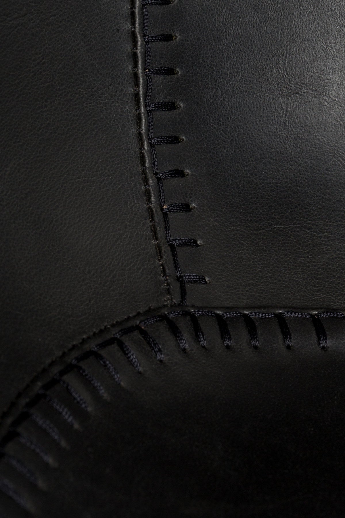 Barstuhl Feston in Schwarz präsentiert im Onlineshop von KAQTU Design AG. Barstuhl ist von Zuiver