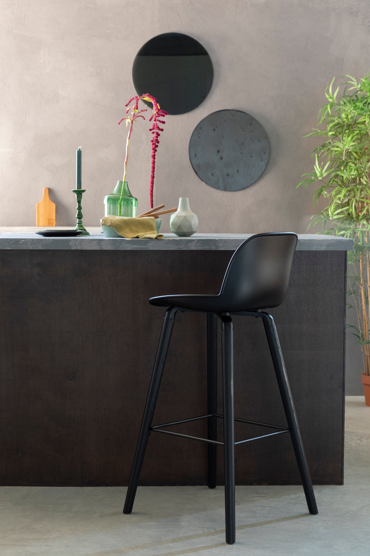 Barstuhl Albert Kuip in Schwarz präsentiert im Onlineshop von KAQTU Design AG. Barstuhl ist von Zuiver