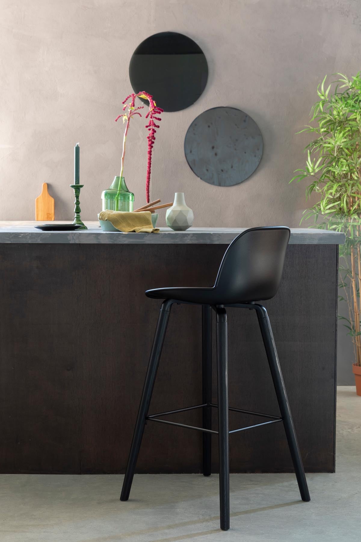 Barstuhl Albert Kuip in Schwarz präsentiert im Onlineshop von KAQTU Design AG. Barstuhl ist von Zuiver