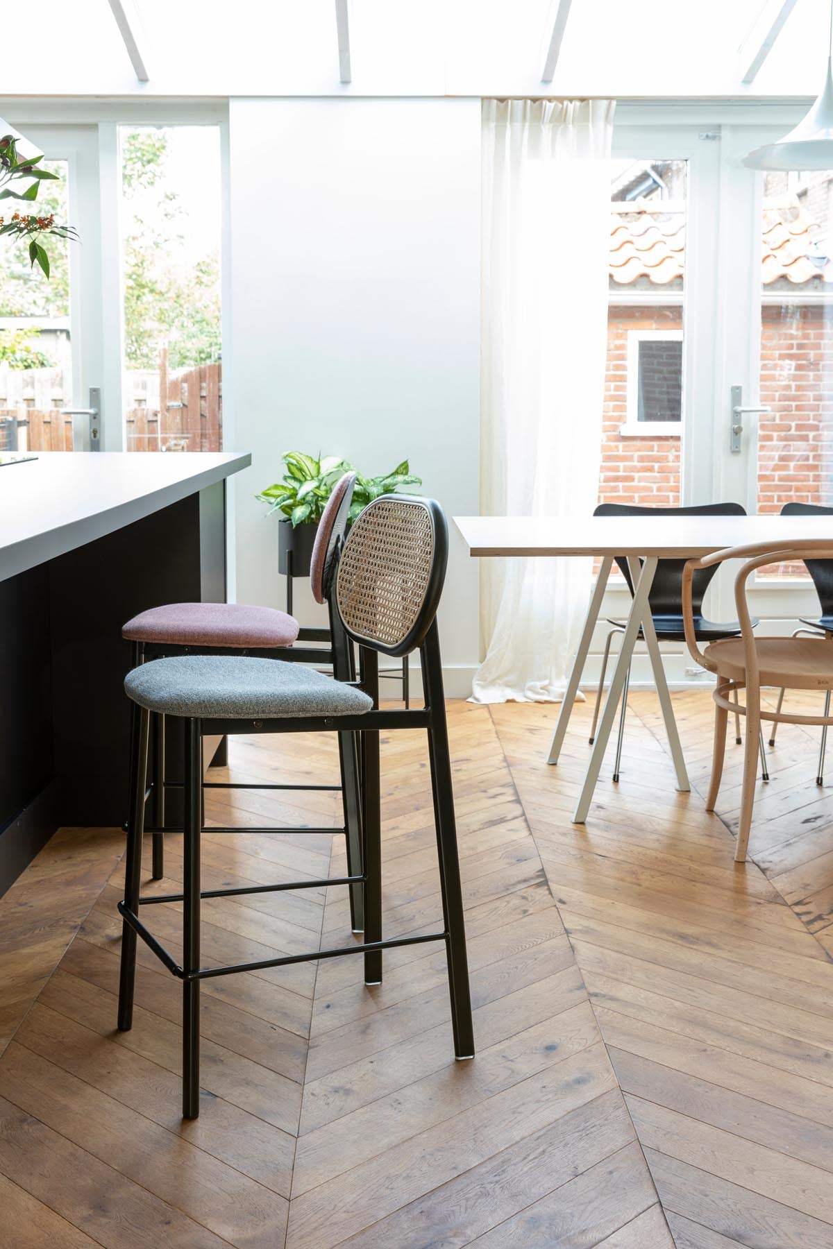 Barstuhl Spike in Grau präsentiert im Onlineshop von KAQTU Design AG. Barstuhl ist von Zuiver