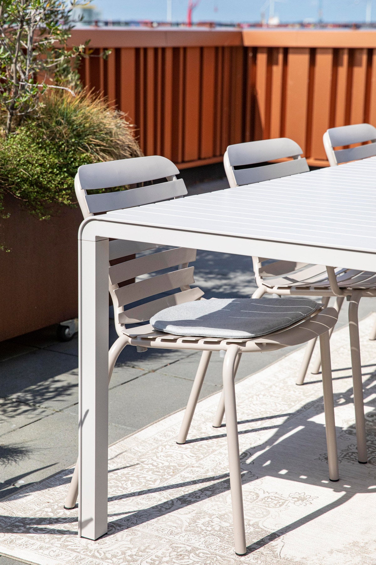 Gartenstuhl Vondel in Weiss präsentiert im Onlineshop von KAQTU Design AG. Gartenstuhl ist von Zuiver