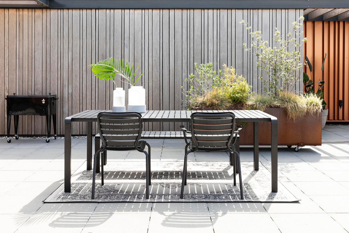 Gartenstuhl mit Armlehne Vondel in Schwarz präsentiert im Onlineshop von KAQTU Design AG. Gartenstuhl mit Armlehnen ist von Zuiver