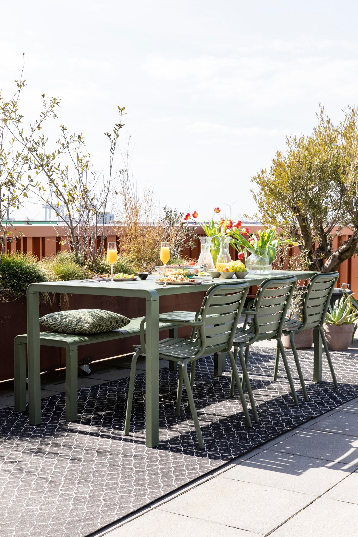 Gartenstuhl mit Armlehne Vondel in Grün präsentiert im Onlineshop von KAQTU Design AG. Gartenstuhl mit Armlehnen ist von Zuiver