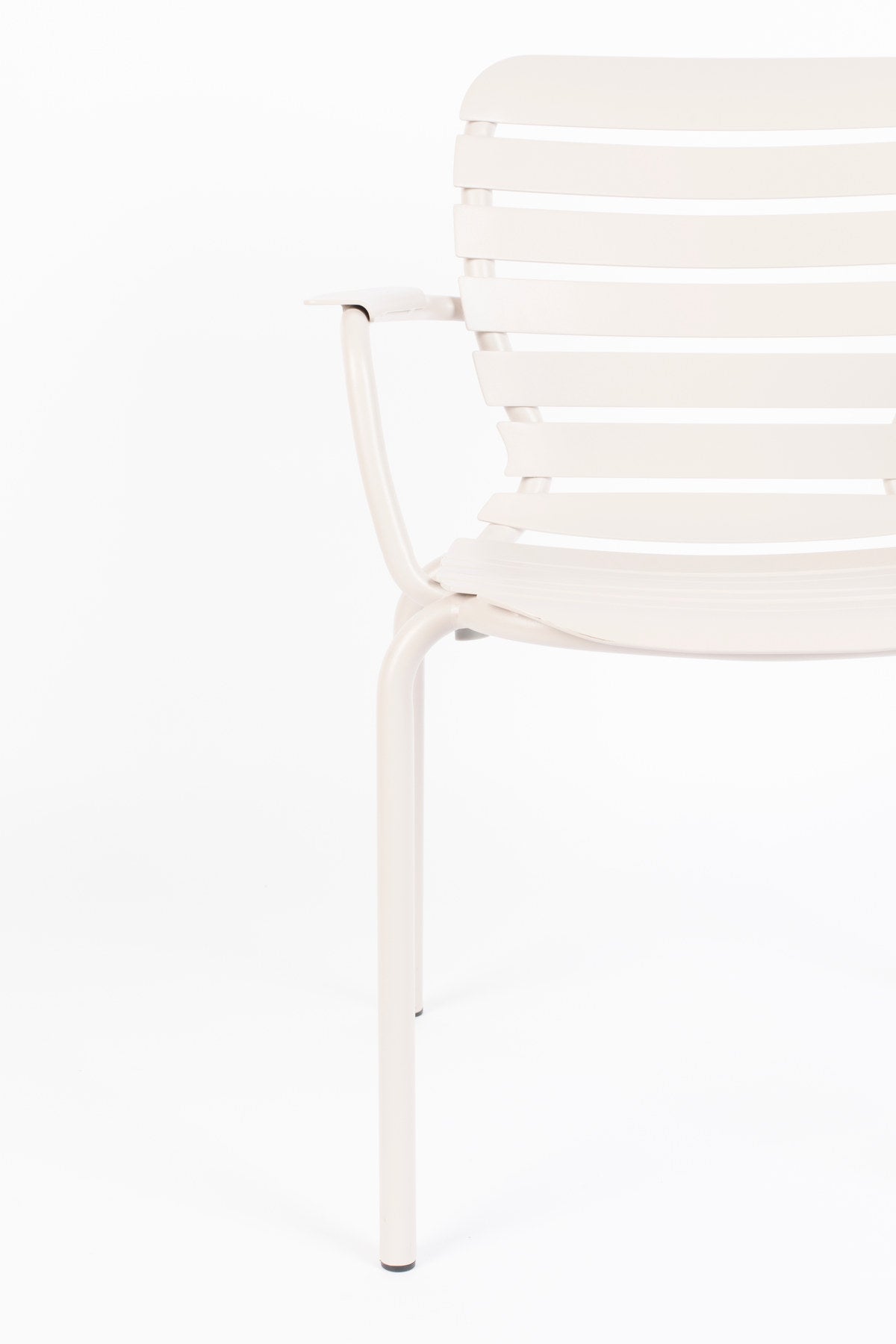 Gartenstuhl mit Armlehne Vondel in Weiss präsentiert im Onlineshop von KAQTU Design AG. Gartenstuhl mit Armlehnen ist von Zuiver