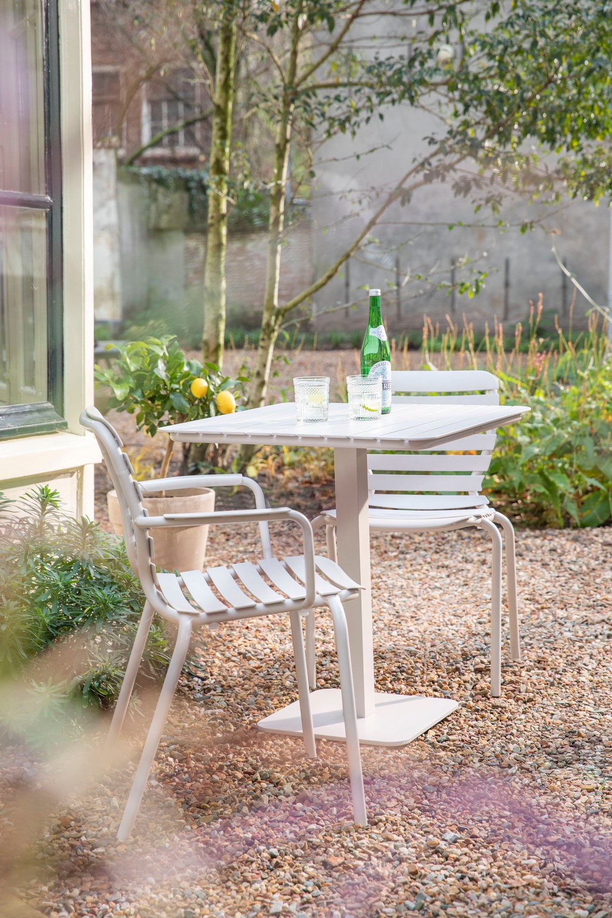 Gartenstuhl mit Armlehne Vondel in Weiss präsentiert im Onlineshop von KAQTU Design AG. Gartenstuhl mit Armlehnen ist von Zuiver