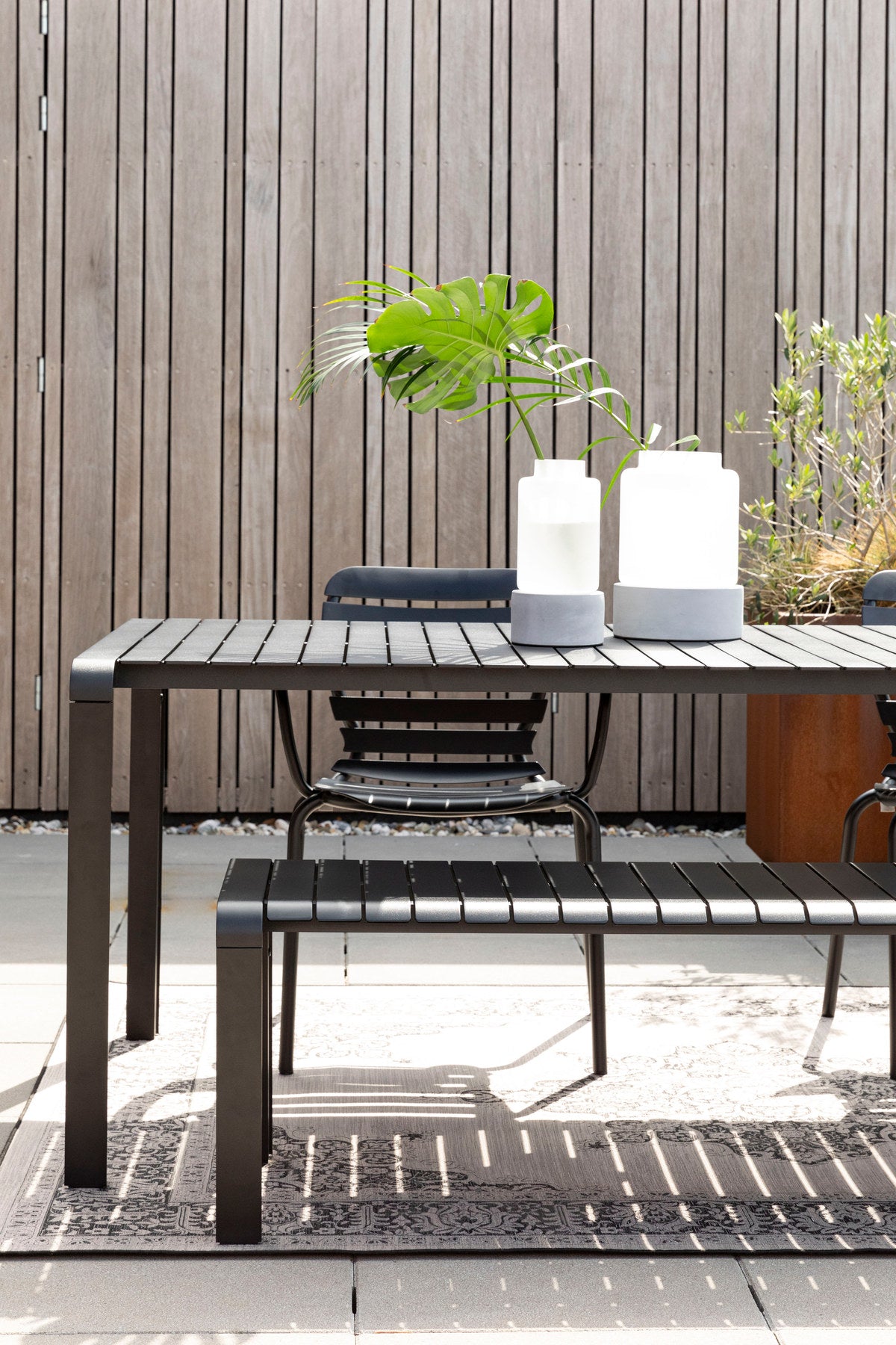 Gartenbank Vondel in Schwarz präsentiert im Onlineshop von KAQTU Design AG. Gartenbank ist von Zuiver