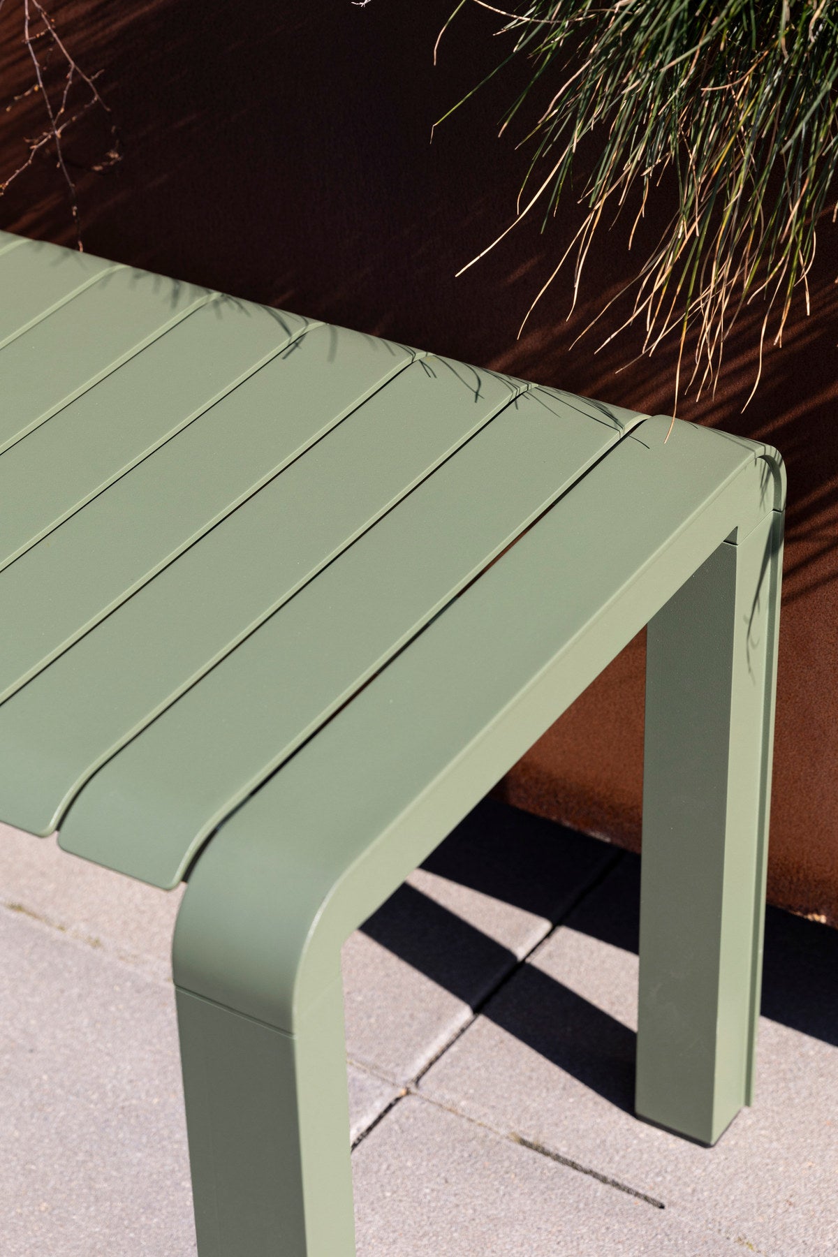 Gartenbank Vondel in Grün präsentiert im Onlineshop von KAQTU Design AG. Gartenbank ist von Zuiver