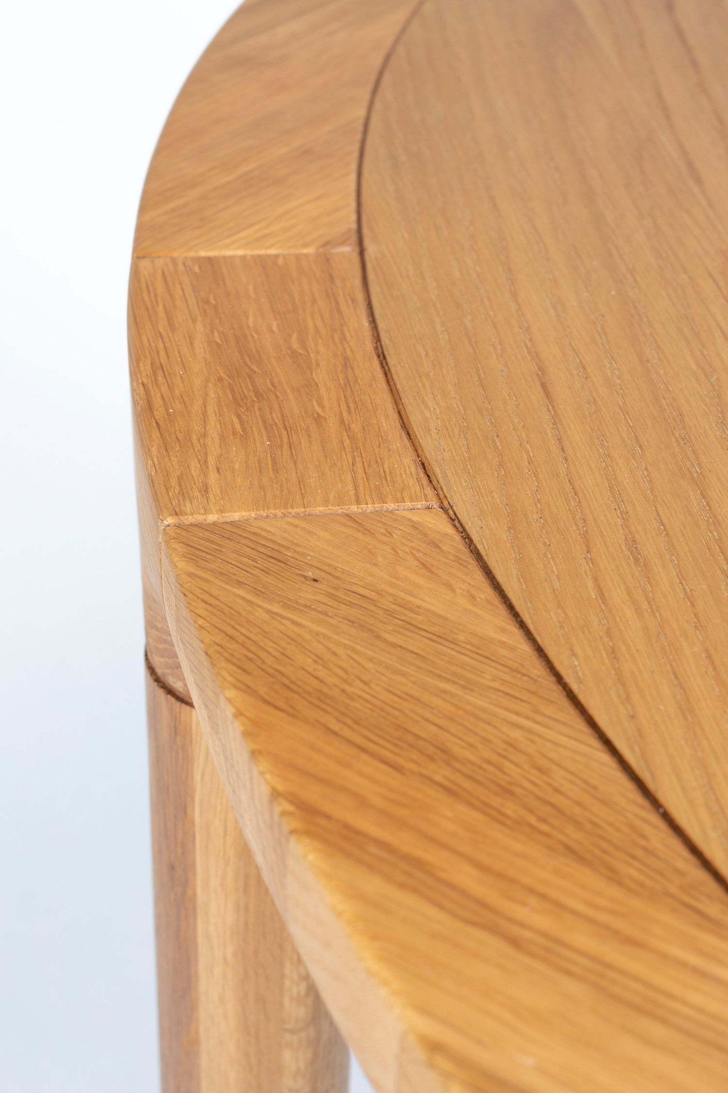 Rechteckiger Esstisch Storm von Zuiver mit natürlicher Holzoptik und klaren Linien, kombiniert mit robusten Beinen aus Eschenholz, perfekt für ein stilvolles und zeitloses Wohnambiente.