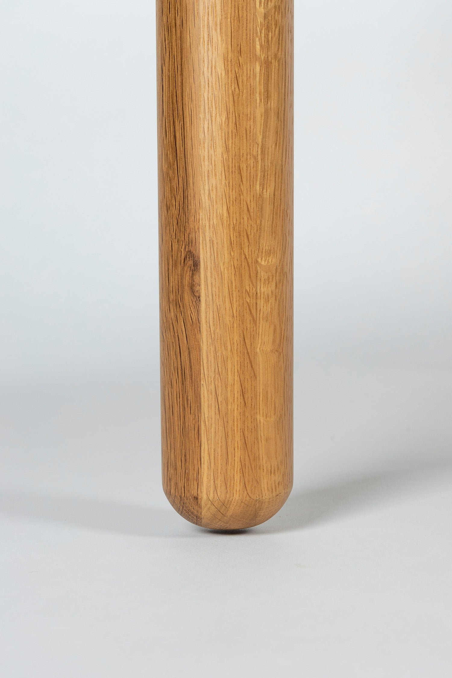 Moderner Esstisch Storm von Zuiver mit rechteckiger Tischplatte in natürlicher Holzoptik und schrägen Beinen aus Eschenholz, ideal für stilvolle und zeitgemässe Einrichtungen.