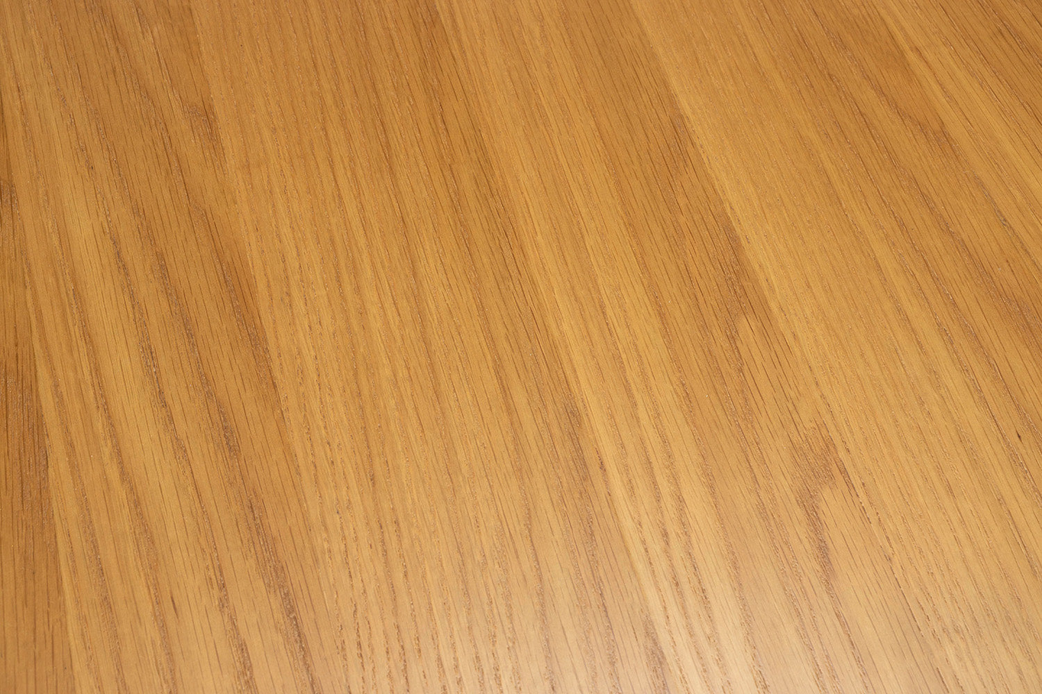 Rechteckiger Esstisch Storm von Zuiver mit natürlicher Holzoptik und schräg ausgestellten Beinen aus Eschenholz, perfekt für moderne Wohnräume.