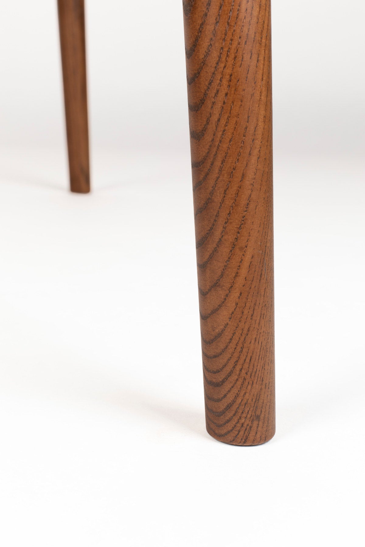 Twist Tisch rund 120/160 Nussbaum in Braun präsentiert im Onlineshop von KAQTU Design AG. Esstisch ist von Zuiver