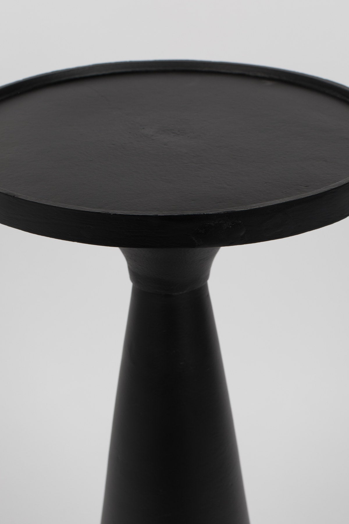Beistelltisch Floss in Schwarz präsentiert im Onlineshop von KAQTU Design AG. Beistelltisch ist von Zuiver