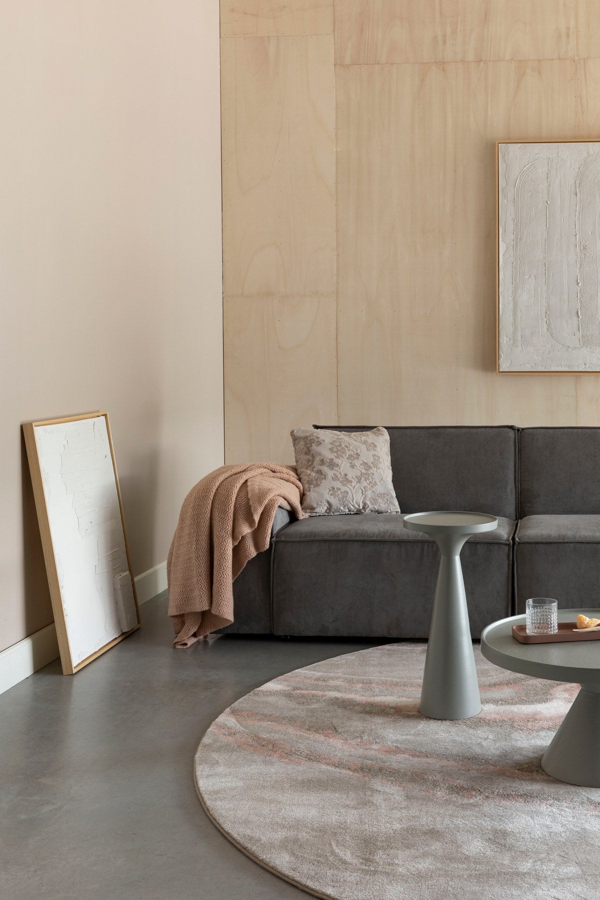 Beistelltisch Floss in Grau präsentiert im Onlineshop von KAQTU Design AG. Beistelltisch ist von Zuiver