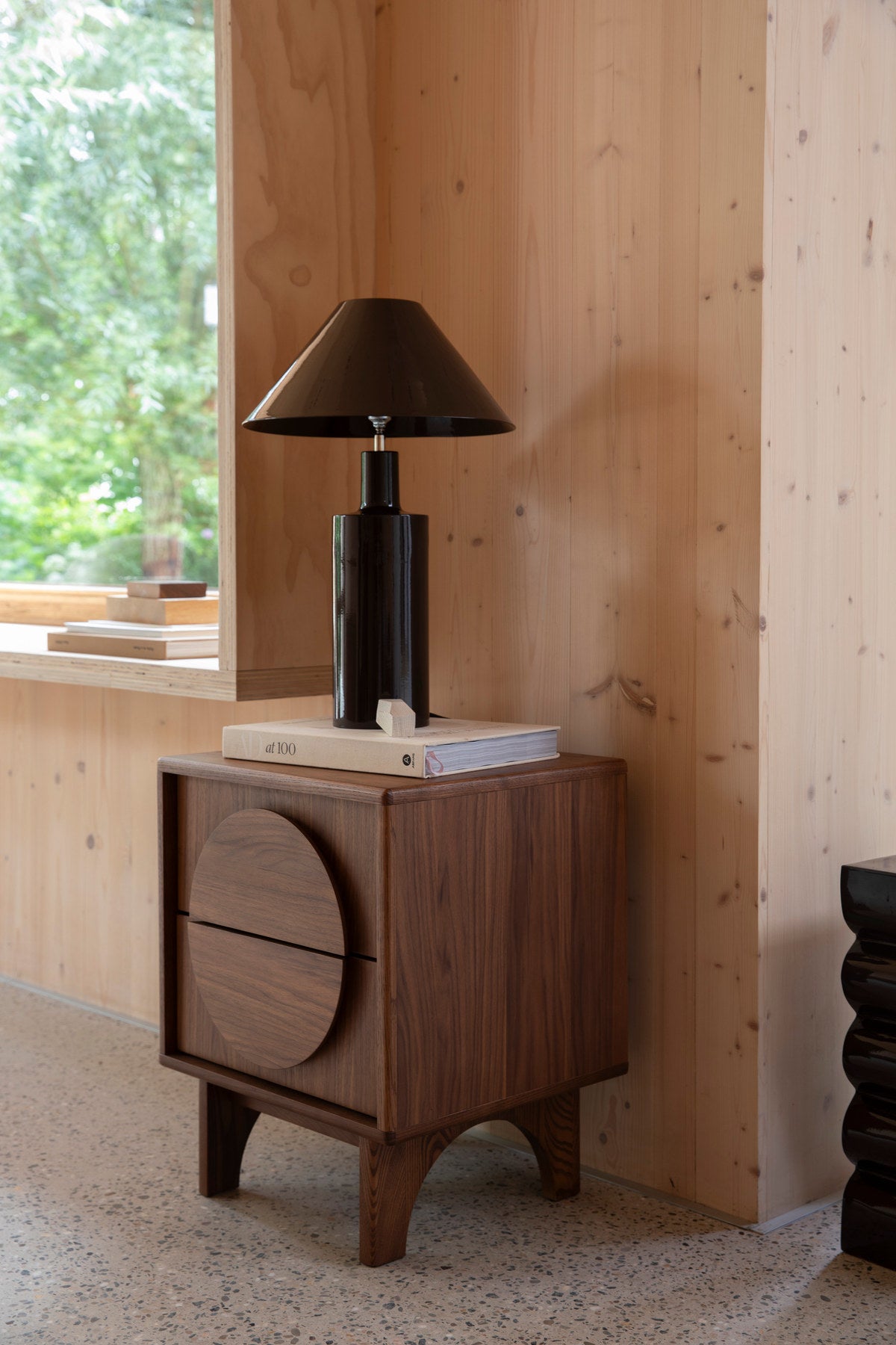 Beistelltisch / Bedstand Groove in Braun präsentiert im Onlineshop von KAQTU Design AG. Beistelltisch ist von Zuiver