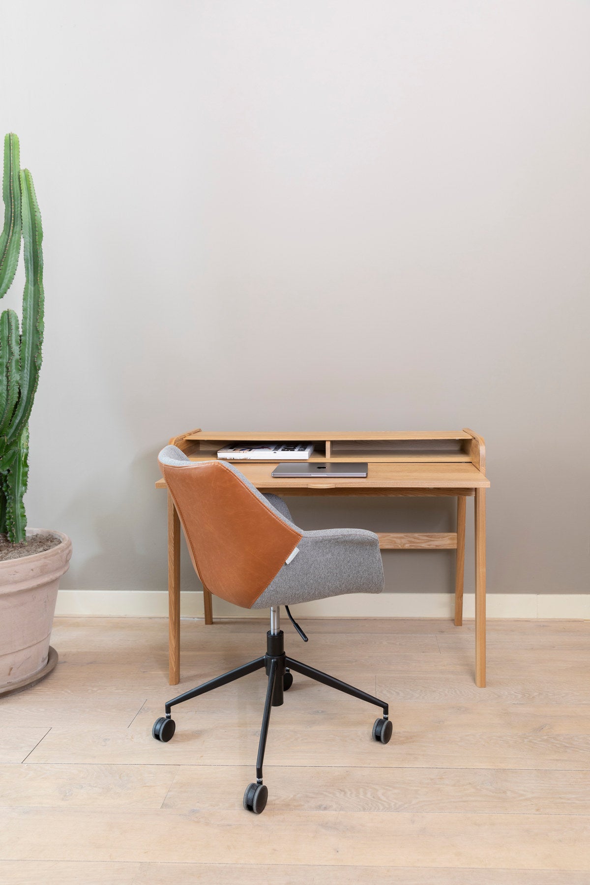 Bürotisch Barbier, Holzschreibtisch mit Beinen und ausziehbarer Arbeitsplatte