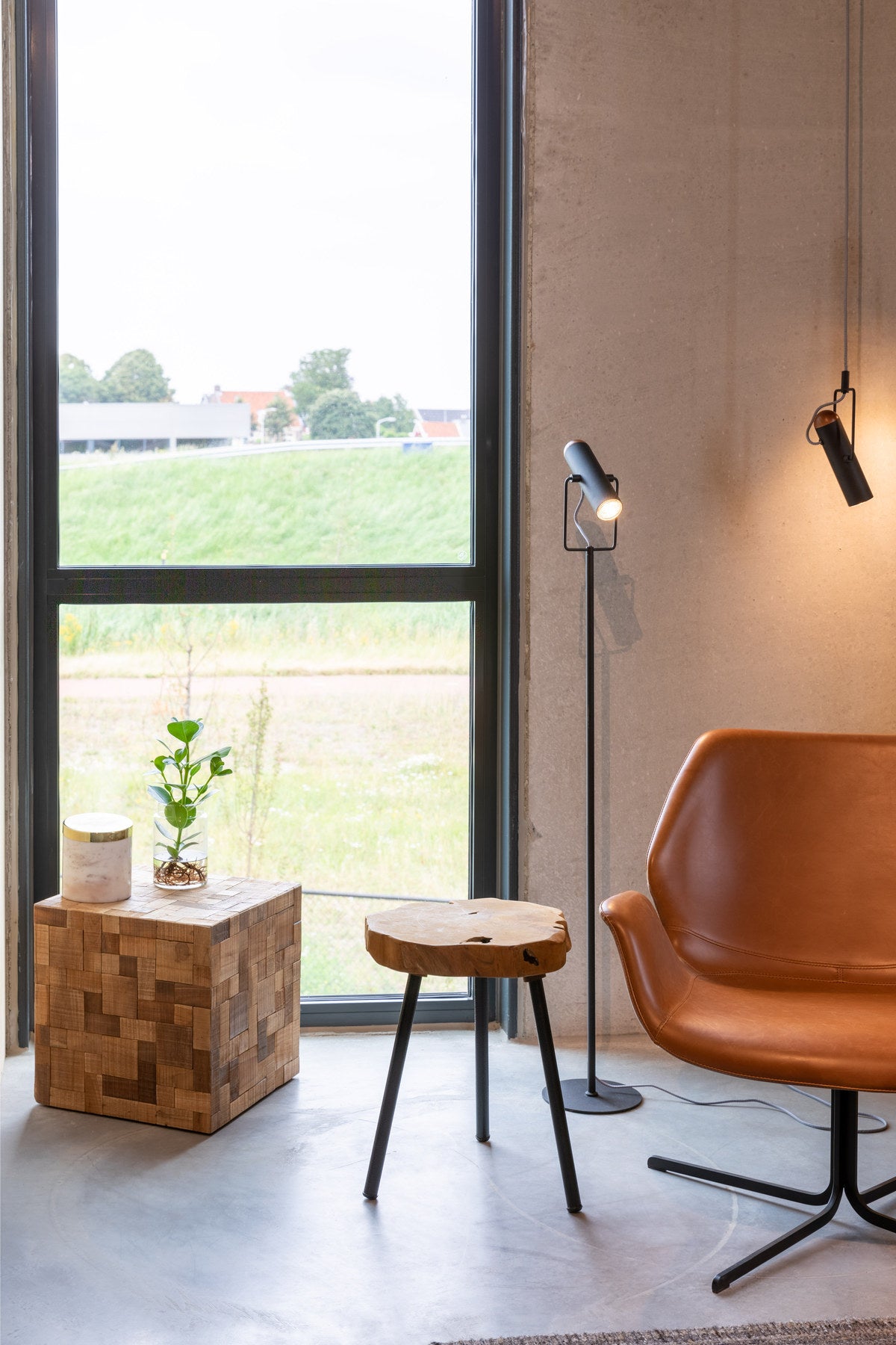 Lounge Sessel Nikki in Braun präsentiert im Onlineshop von KAQTU Design AG. Sessel mit Armlehnen ist von Zuiver