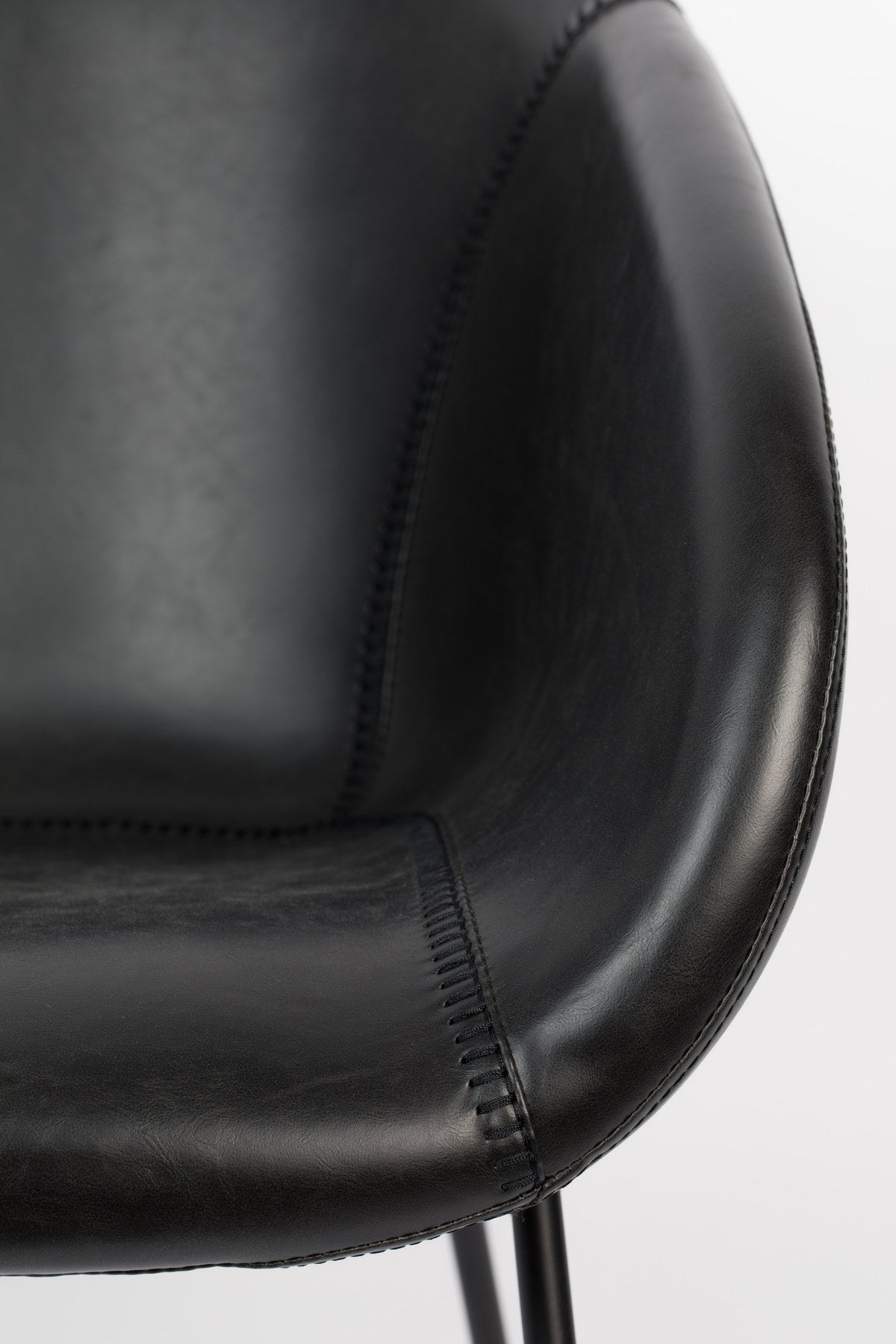 Lounge Sessel Feston in Schwarz präsentiert im Onlineshop von KAQTU Design AG. Sessel mit Armlehnen ist von Zuiver