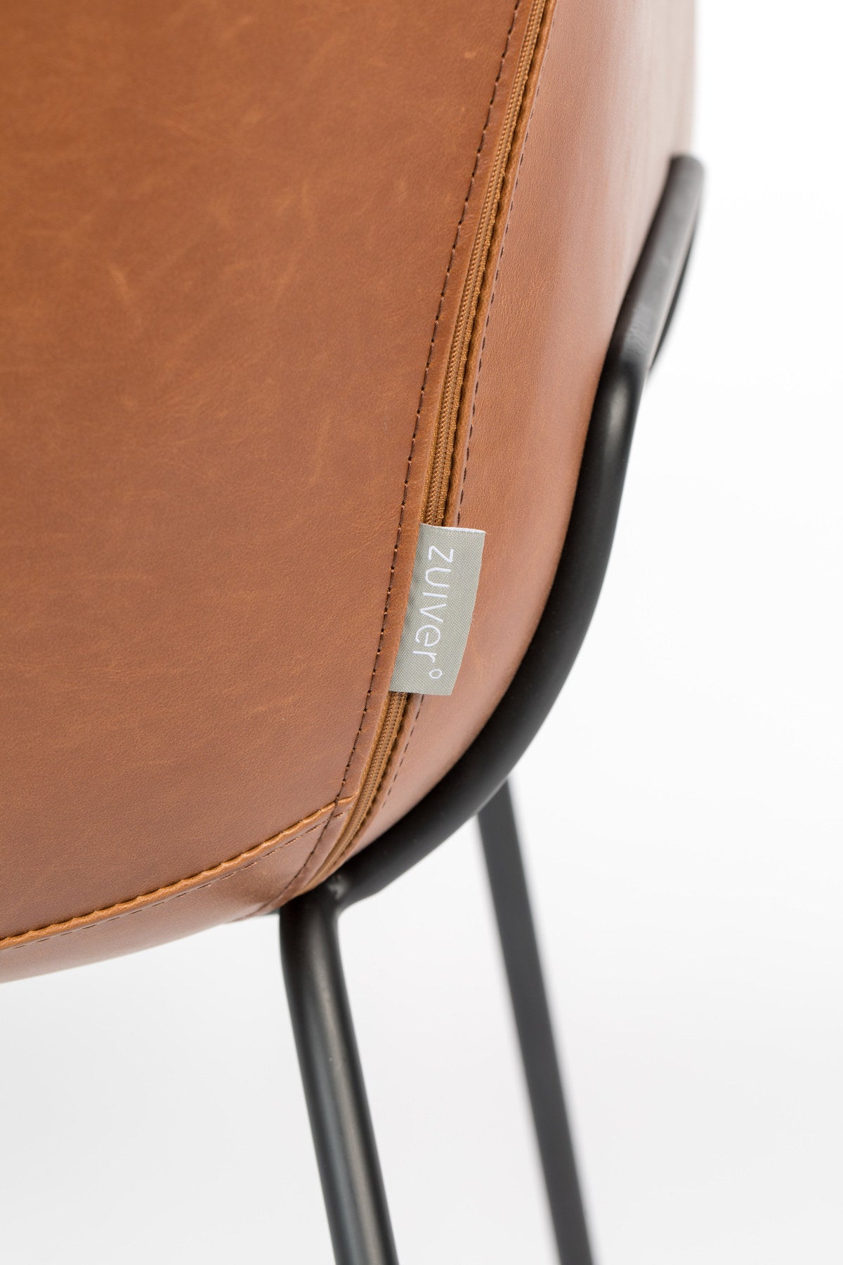Lounge Sessel Feston in Braun präsentiert im Onlineshop von KAQTU Design AG. Sessel mit Armlehnen ist von Zuiver