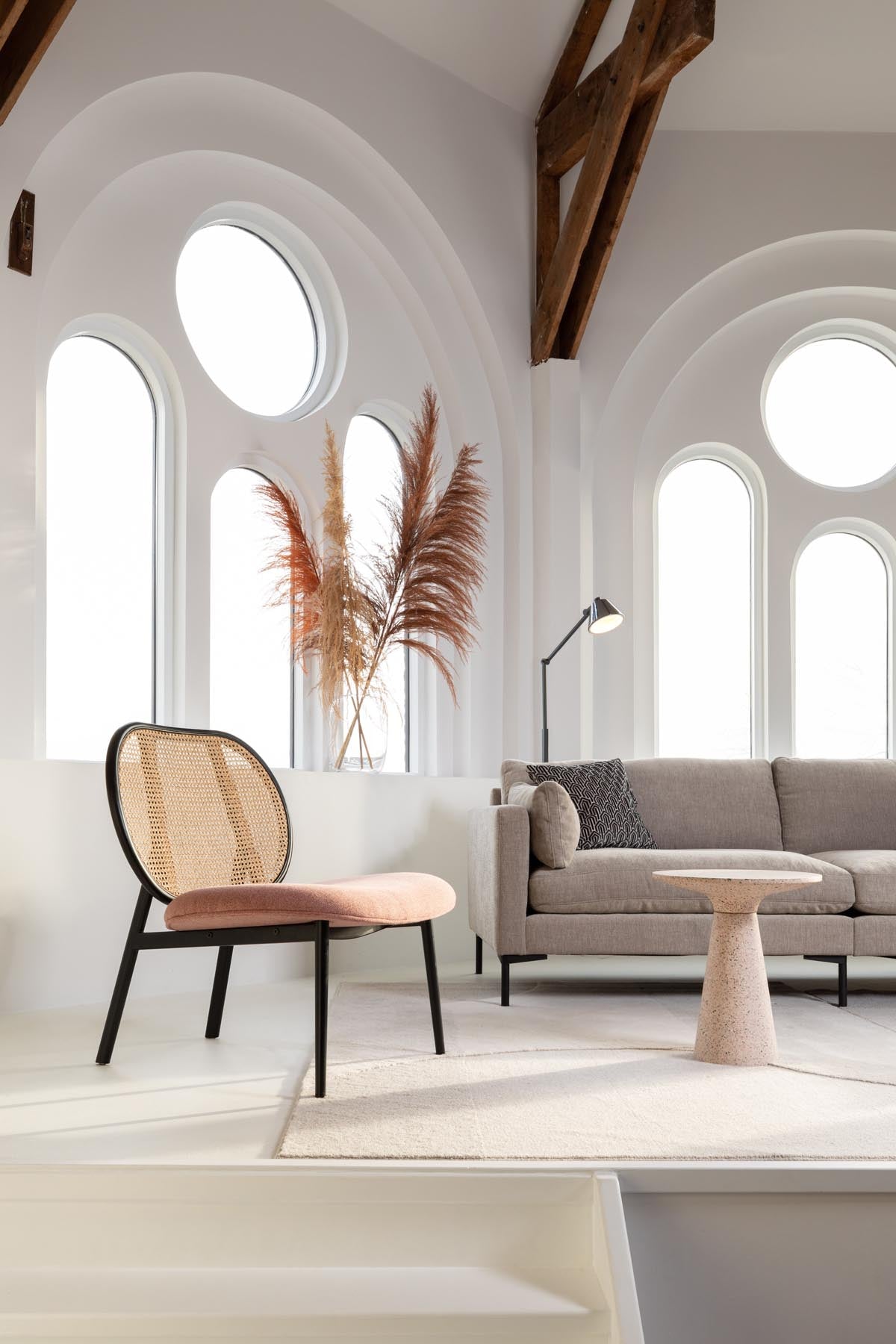 Lounge Sessel Spike in Natur/Pink präsentiert im Onlineshop von KAQTU Design AG. Sessel ist von Zuiver