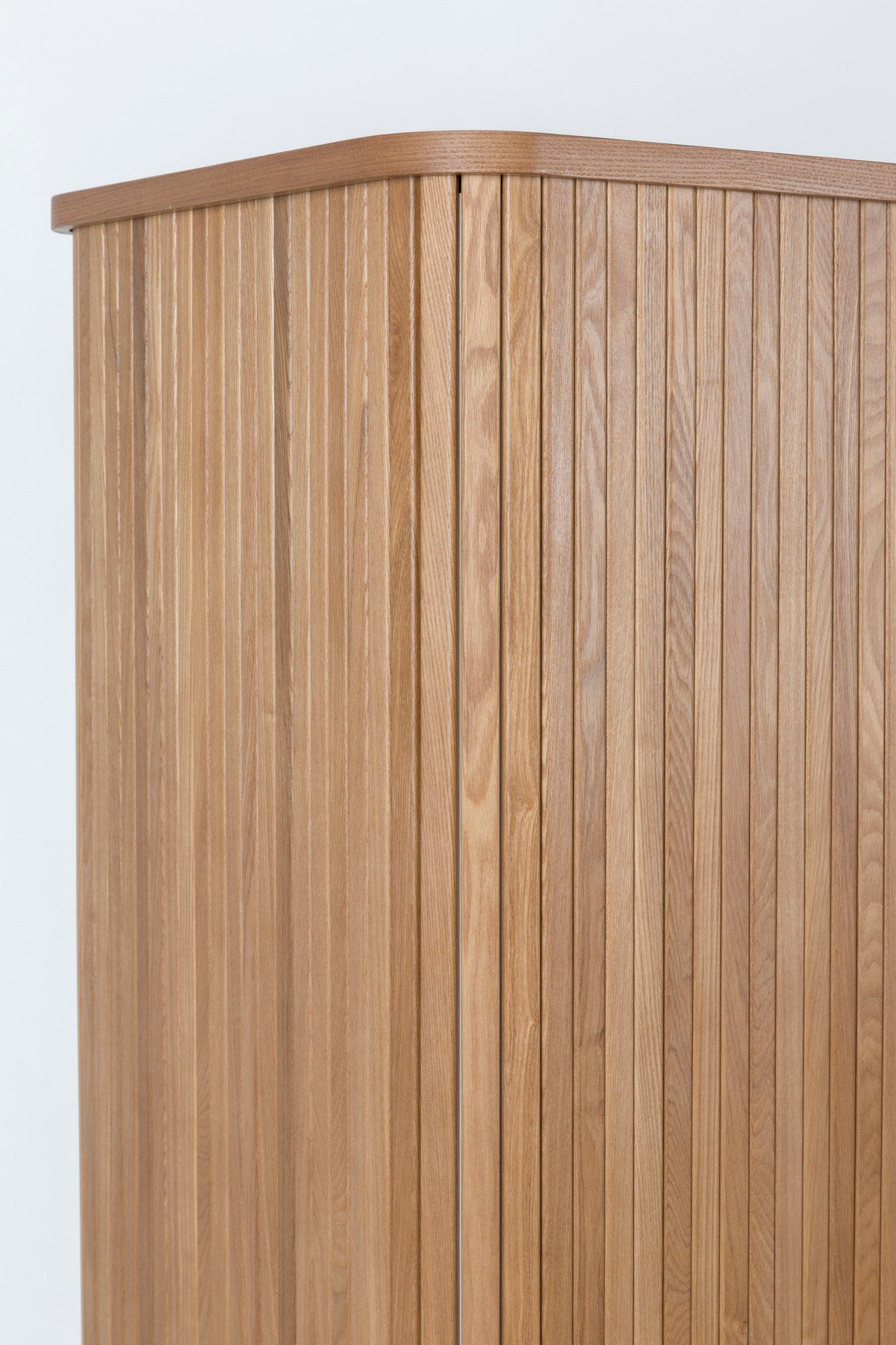 Sideboard Barbier von Zuiver mit Holzfurnier, Lamellen-Schiebetüren und Beinen