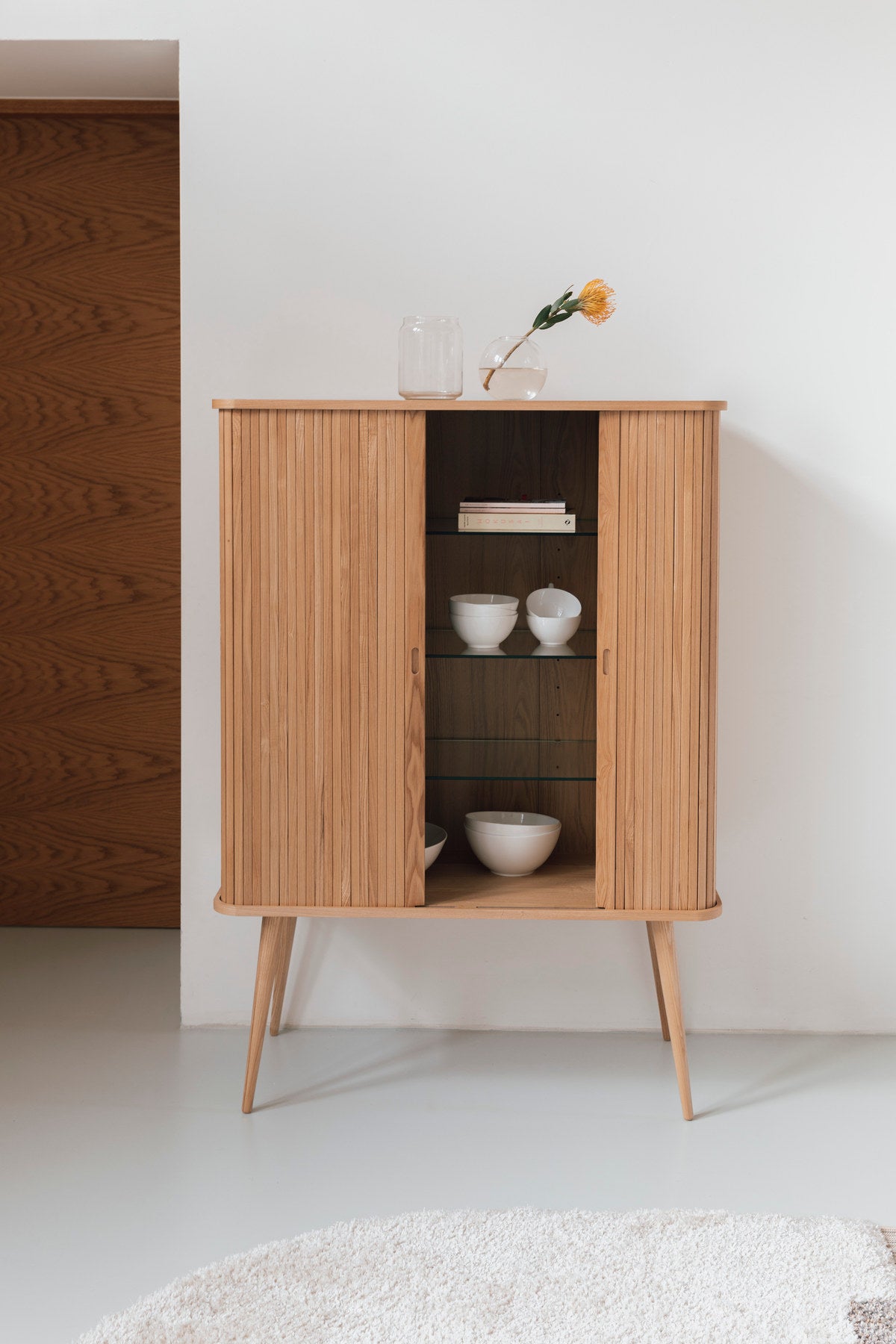 Sideboard Barbier von Zuiver mit Holzfurnier, Lamellen-Schiebetüren und Beinen