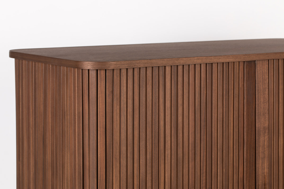Sideboard Barbier von Zuiver mit Holzfurnier, Lamellen-Schiebetüren und Beinen