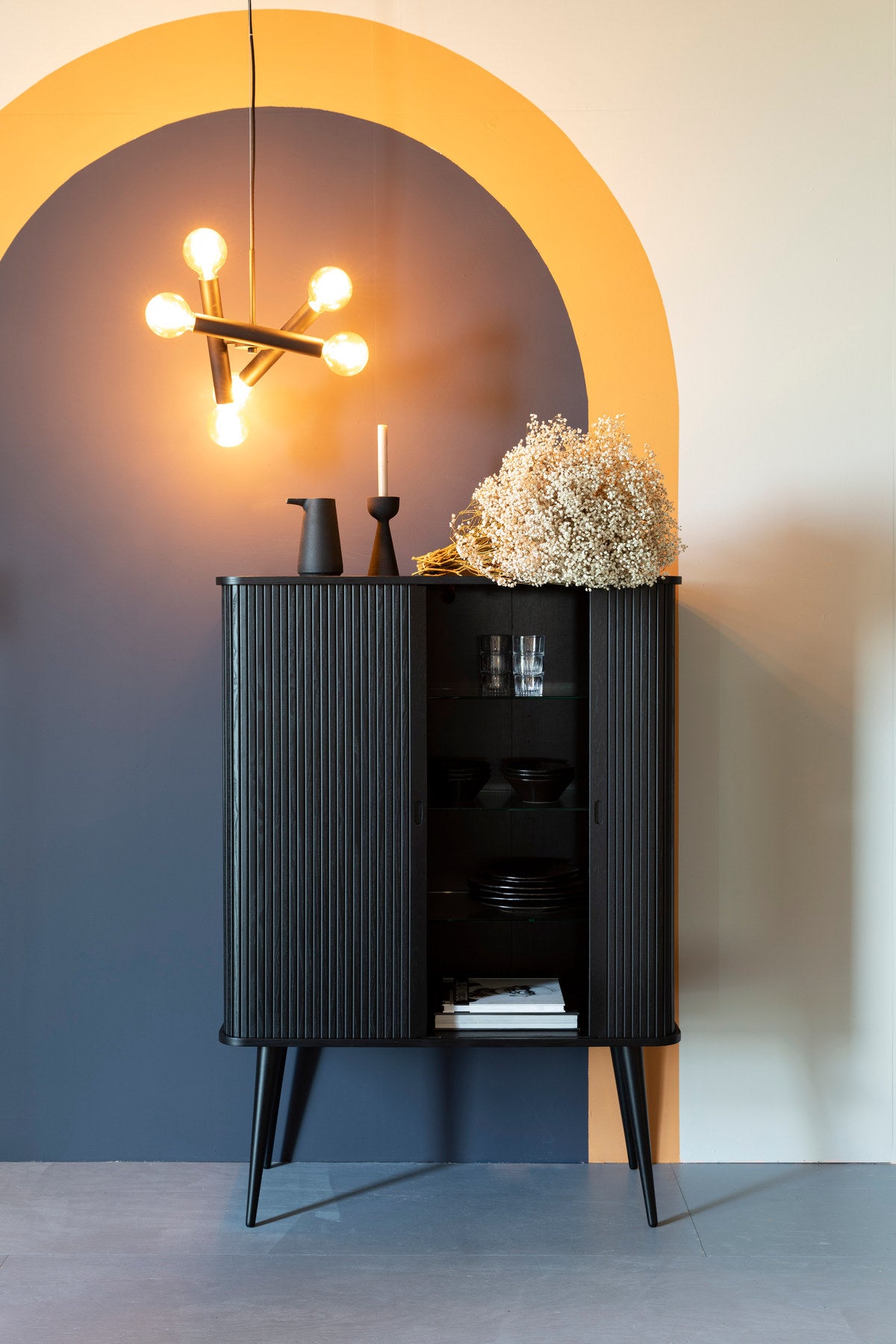 Sideboard Barbier von Zuiver mit Holzfurnier, Lamellen-Schiebetüren und Beinen