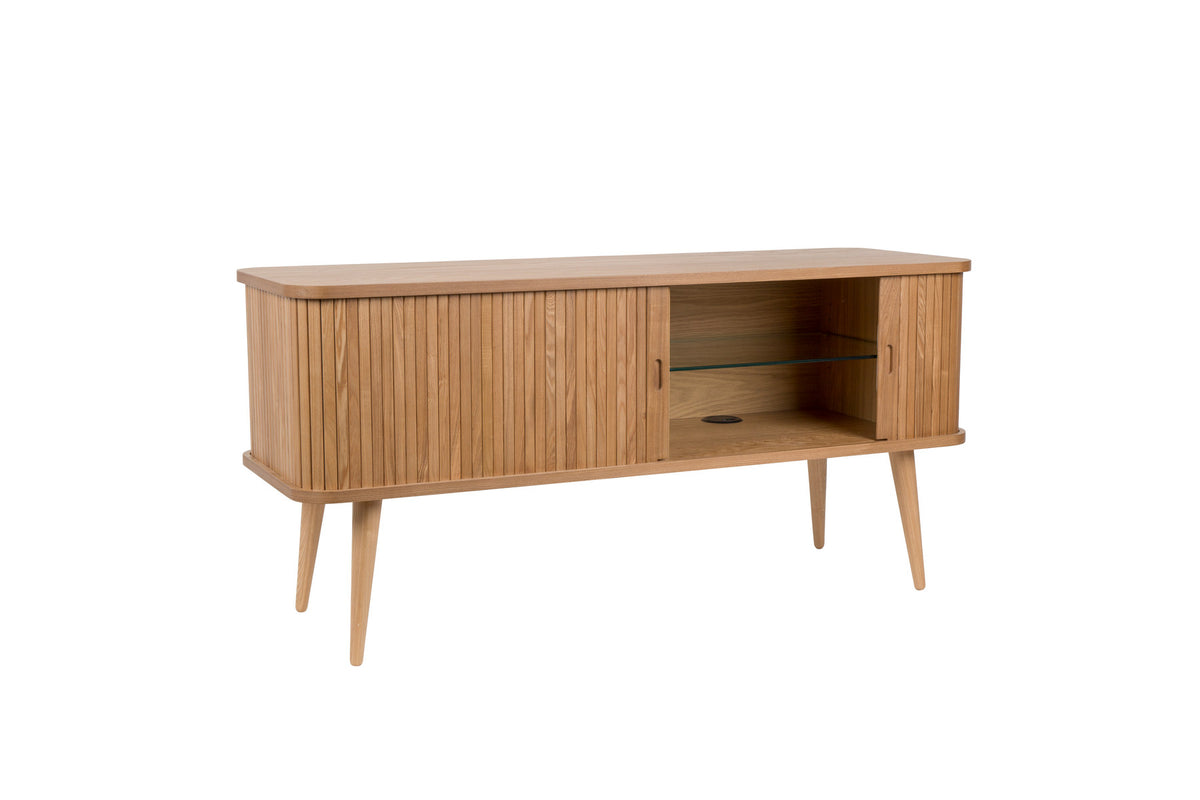 Sideboard Barbier von Zuiver in Natur mit Schiebetüren aus vertikalen Eschenholz-Lamellen, Beinen aus massivem Eschenholz und Regal aus gehärtetem Glas.