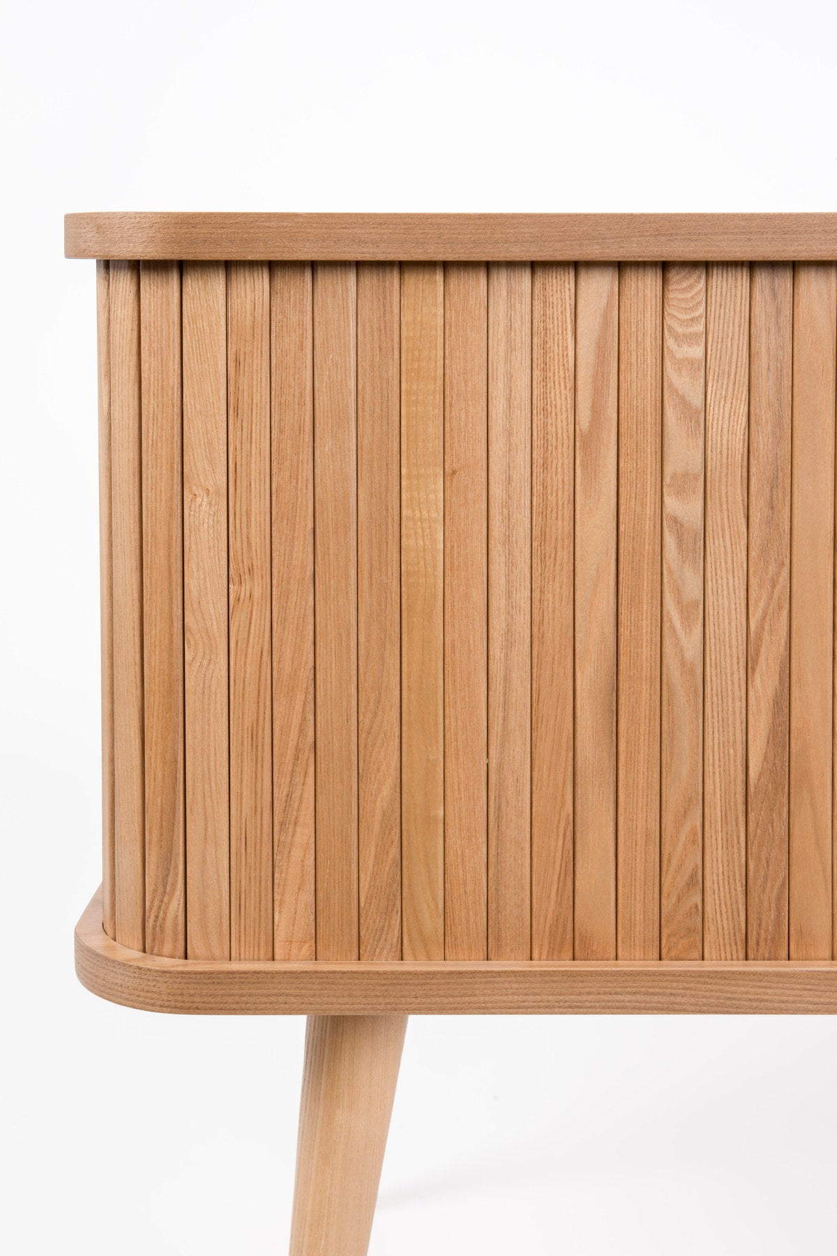 Sideboard Barbier von Zuiver in Natur mit Schiebetüren aus vertikalen Eschenholz-Lamellen, Beinen aus massivem Eschenholz und Regal aus gehärtetem Glas.