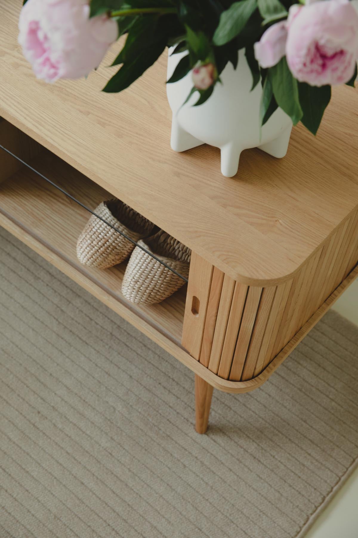 Sideboard Barbier von Zuiver in Natur mit Schiebetüren aus vertikalen Eschenholz-Lamellen, Beinen aus massivem Eschenholz und Regal aus gehärtetem Glas.