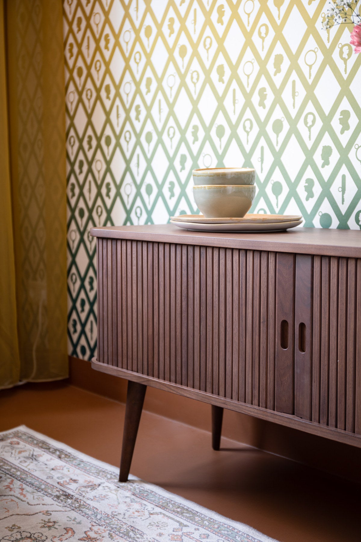 Sideboard Barbier von Zuiver in Natur mit Schiebetüren aus vertikalen Eschenholz-Lamellen, Beinen aus massivem Eschenholz und Regal aus gehärtetem Glas.