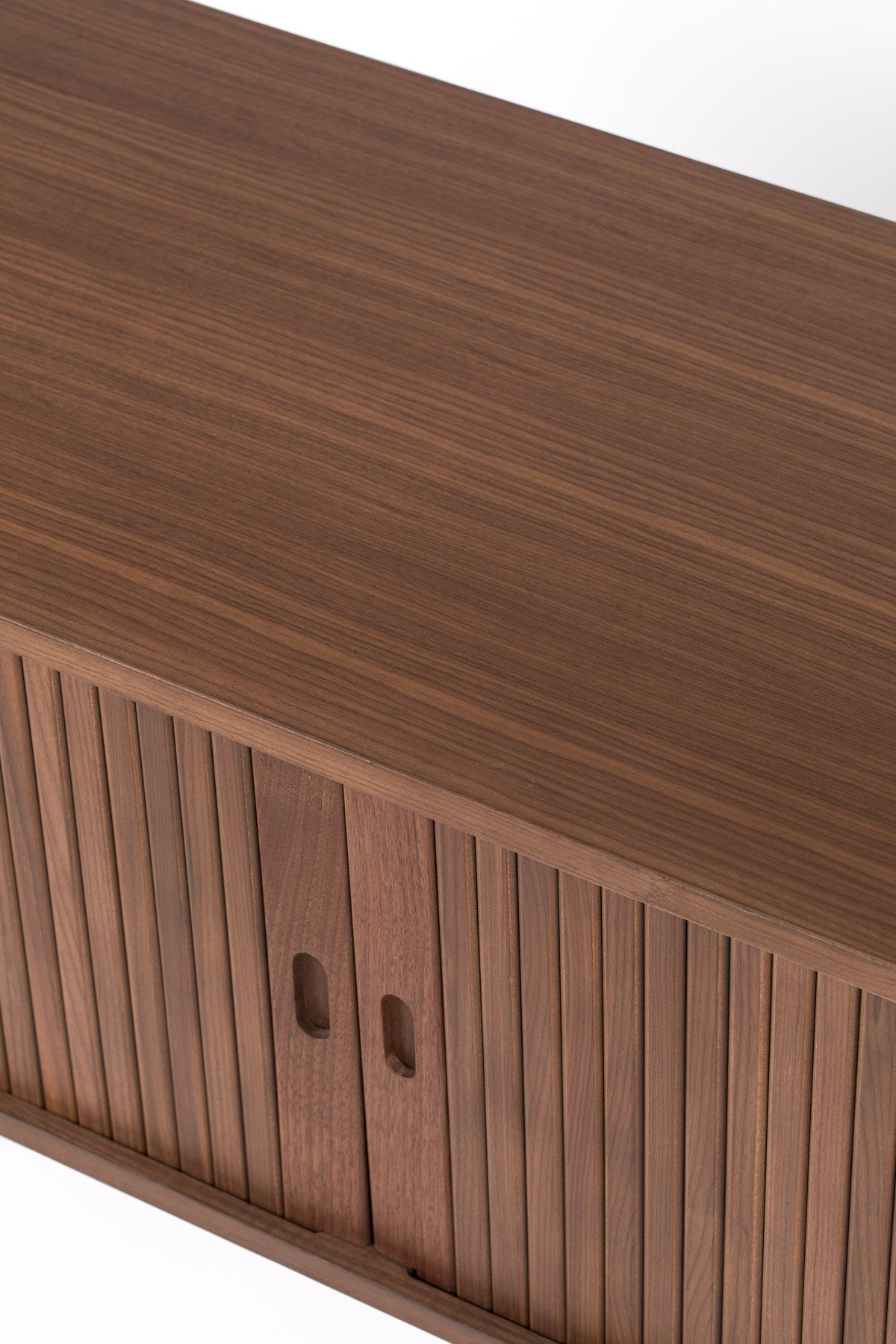 Sideboard Barbier von Zuiver in Natur mit Schiebetüren aus vertikalen Eschenholz-Lamellen, Beinen aus massivem Eschenholz und Regal aus gehärtetem Glas.