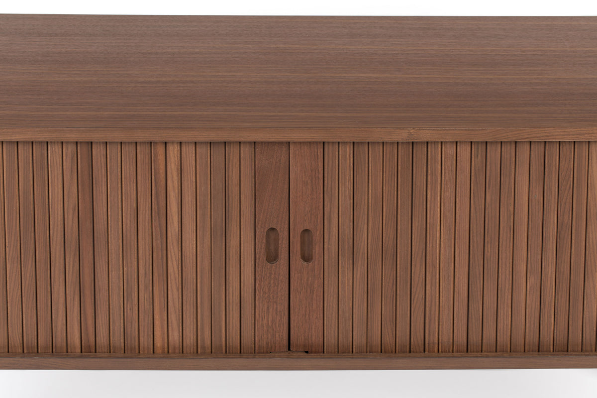 Sideboard Barbier von Zuiver in Natur mit Schiebetüren aus vertikalen Eschenholz-Lamellen, Beinen aus massivem Eschenholz und Regal aus gehärtetem Glas.