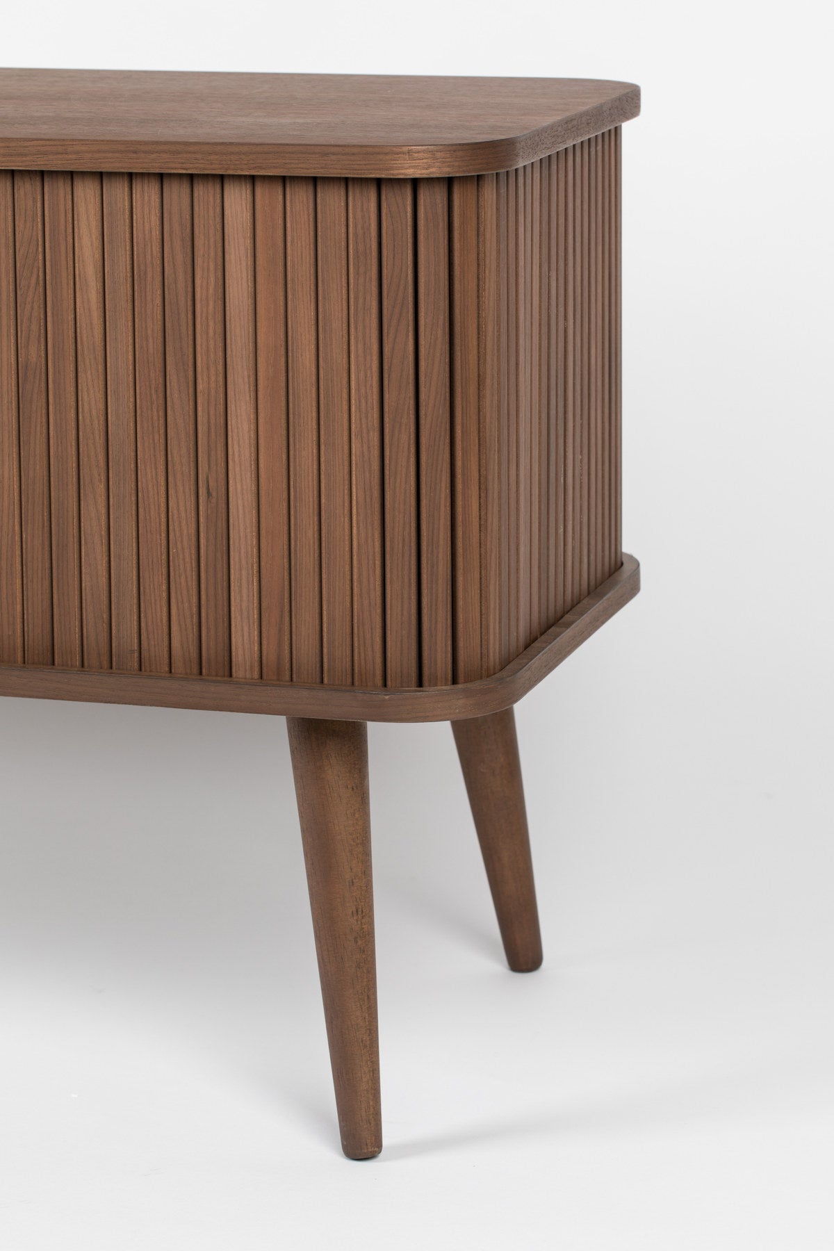 Sideboard Barbier von Zuiver in Natur mit Schiebetüren aus vertikalen Eschenholz-Lamellen, Beinen aus massivem Eschenholz und Regal aus gehärtetem Glas.