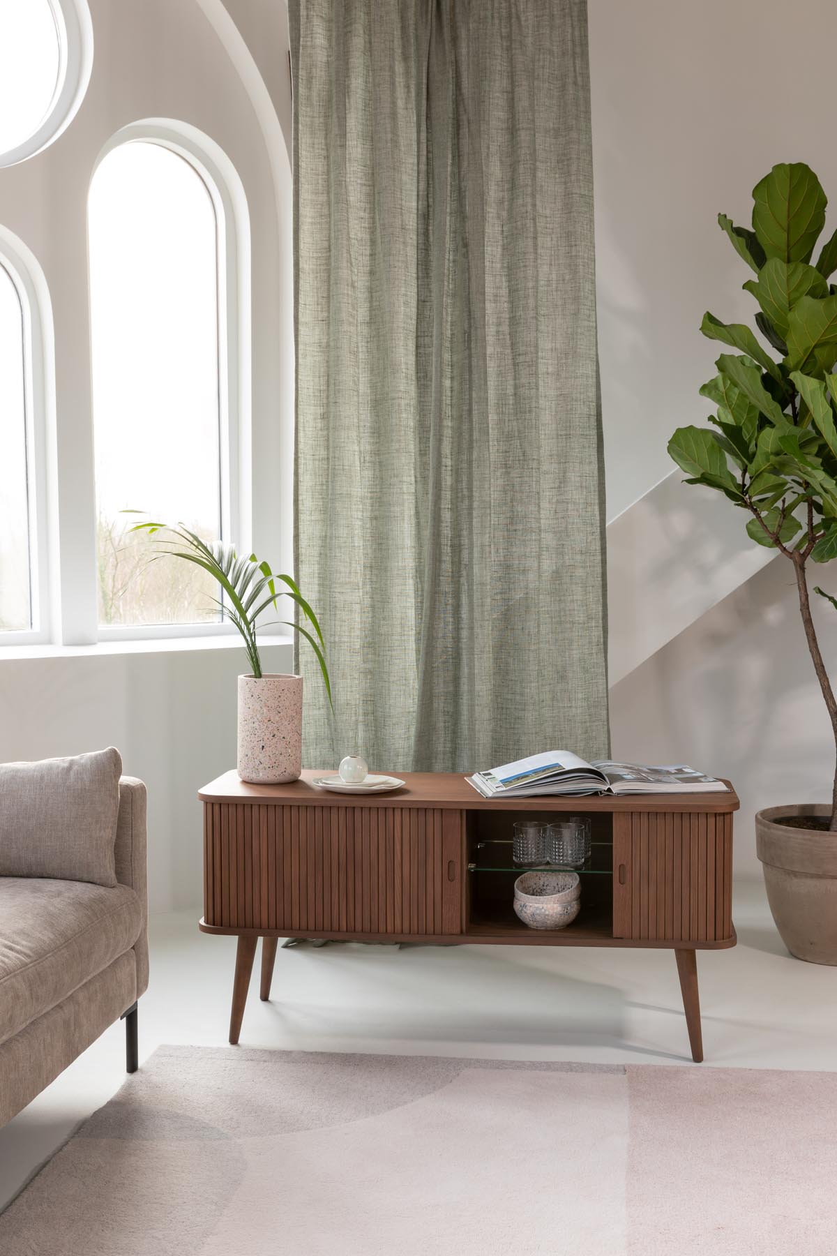 Sideboard Barbier von Zuiver in Natur mit Schiebetüren aus vertikalen Eschenholz-Lamellen, Beinen aus massivem Eschenholz und Regal aus gehärtetem Glas.