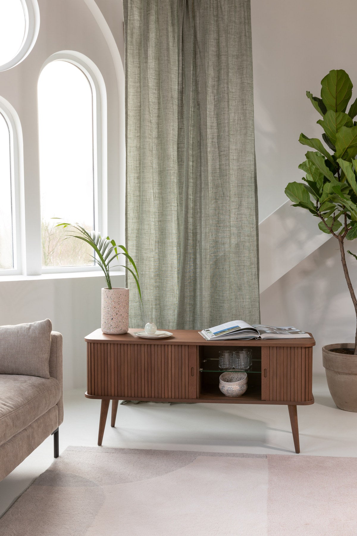 Sideboard Barbier von Zuiver mit Holzfurnier, Lamellen-Schiebetüren und Beinen