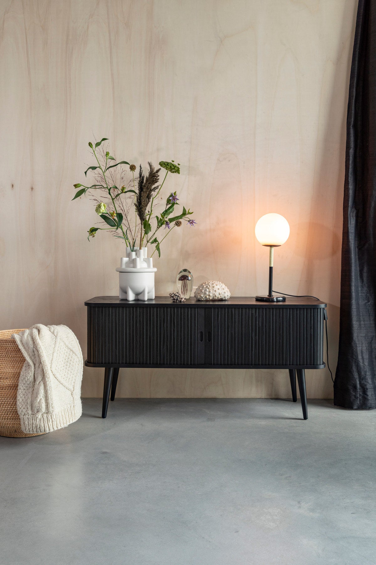 Sideboard Barbier von Zuiver in Natur mit Schiebetüren aus vertikalen Eschenholz-Lamellen, Beinen aus massivem Eschenholz und Regal aus gehärtetem Glas.