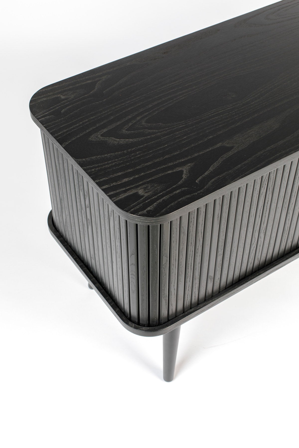 Sideboard Barbier von Zuiver in Natur mit Schiebetüren aus vertikalen Eschenholz-Lamellen, Beinen aus massivem Eschenholz und Regal aus gehärtetem Glas.
