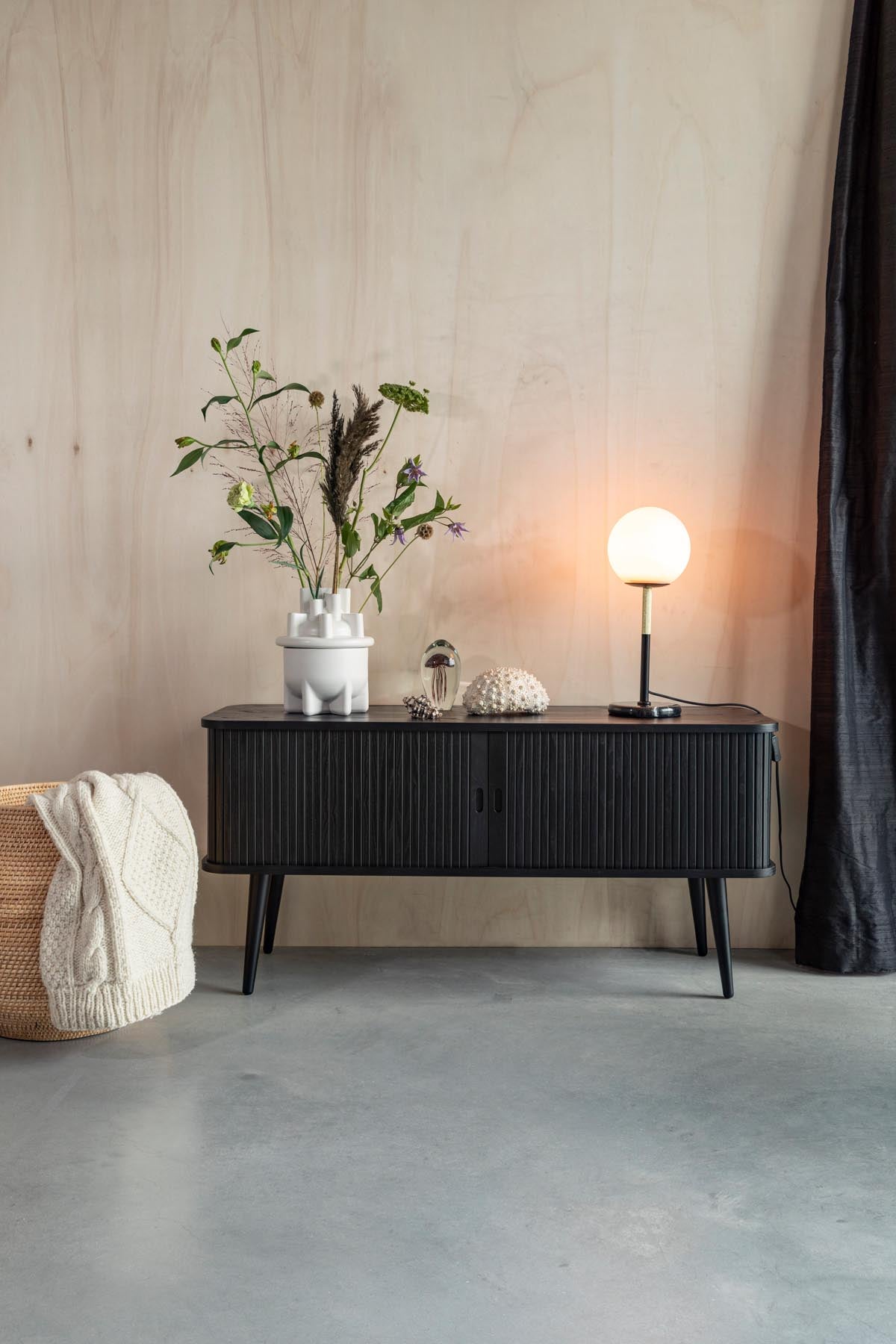 Sideboard Barbier von Zuiver in Natur mit Schiebetüren aus vertikalen Eschenholz-Lamellen, Beinen aus massivem Eschenholz und Regal aus gehärtetem Glas.