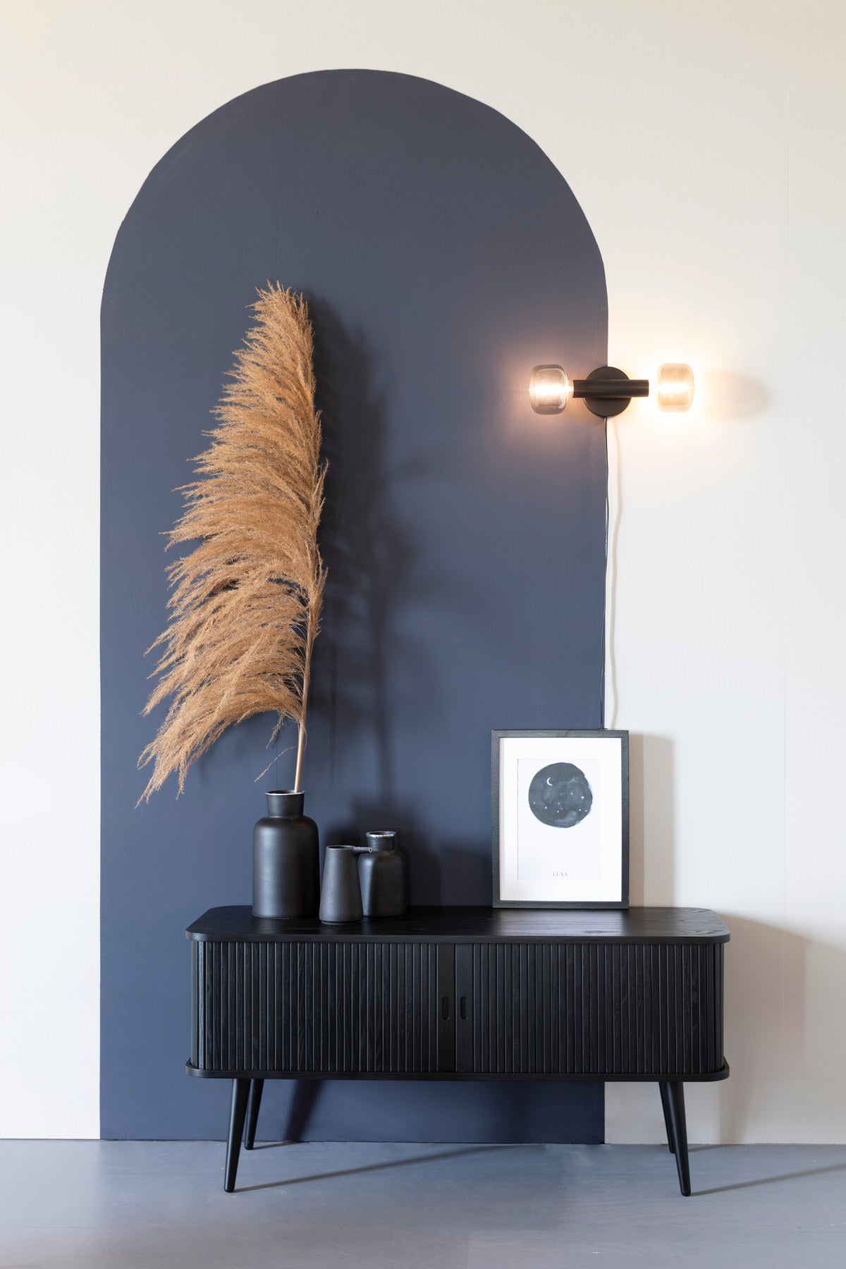 Sideboard Barbier von Zuiver mit Holzfurnier, Lamellen-Schiebetüren und Beinen
