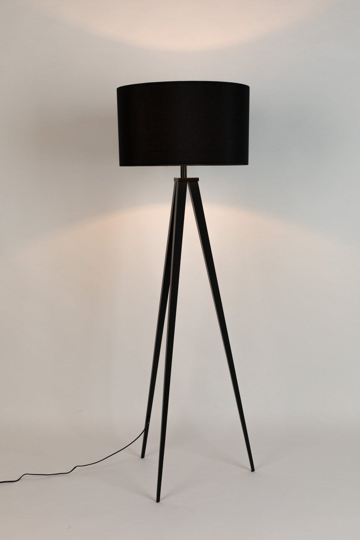 Stehleuchte Tripod in Schwarz präsentiert im Onlineshop von KAQTU Design AG. Stehleuchte ist von Zuiver