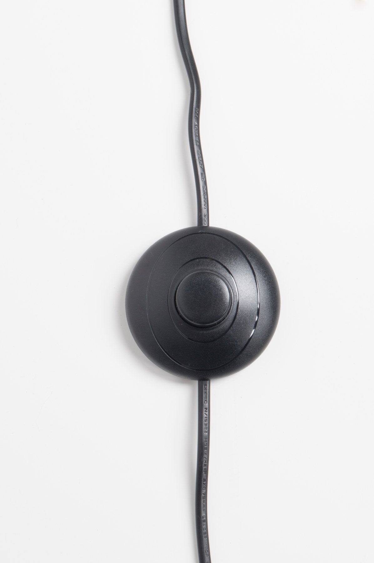 Stehleuchte Tripod in Schwarz präsentiert im Onlineshop von KAQTU Design AG. Stehleuchte ist von Zuiver