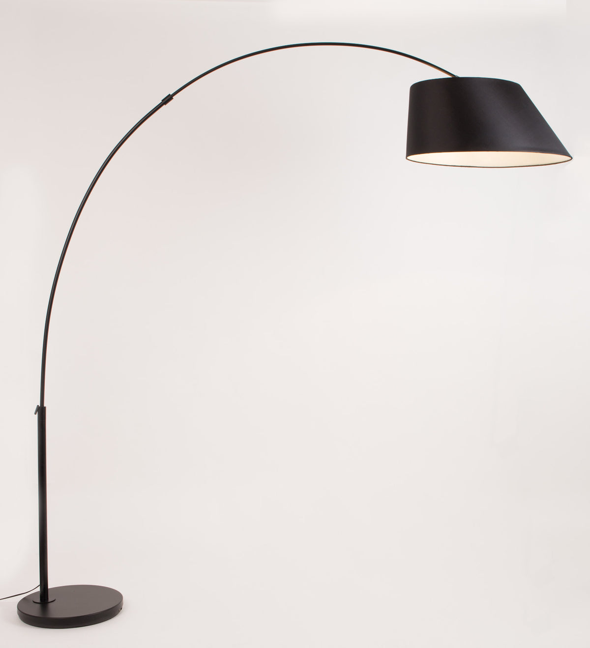 Stehleuchte ARC in Schwarz präsentiert im Onlineshop von KAQTU Design AG. Stehleuchte ist von Zuiver