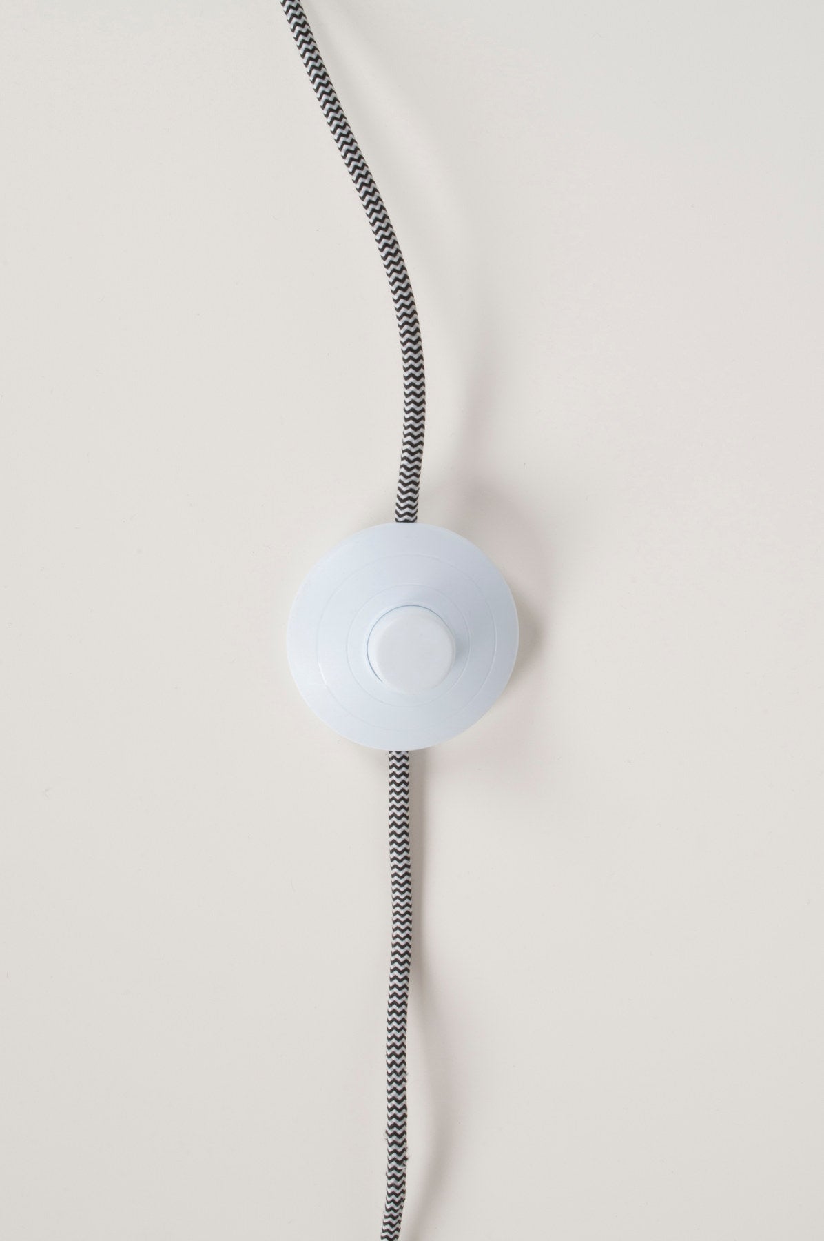 Stehleuchte Buckle Head BUCKLE in Weiss präsentiert im Onlineshop von KAQTU Design AG. Stehleuchte ist von Zuiver