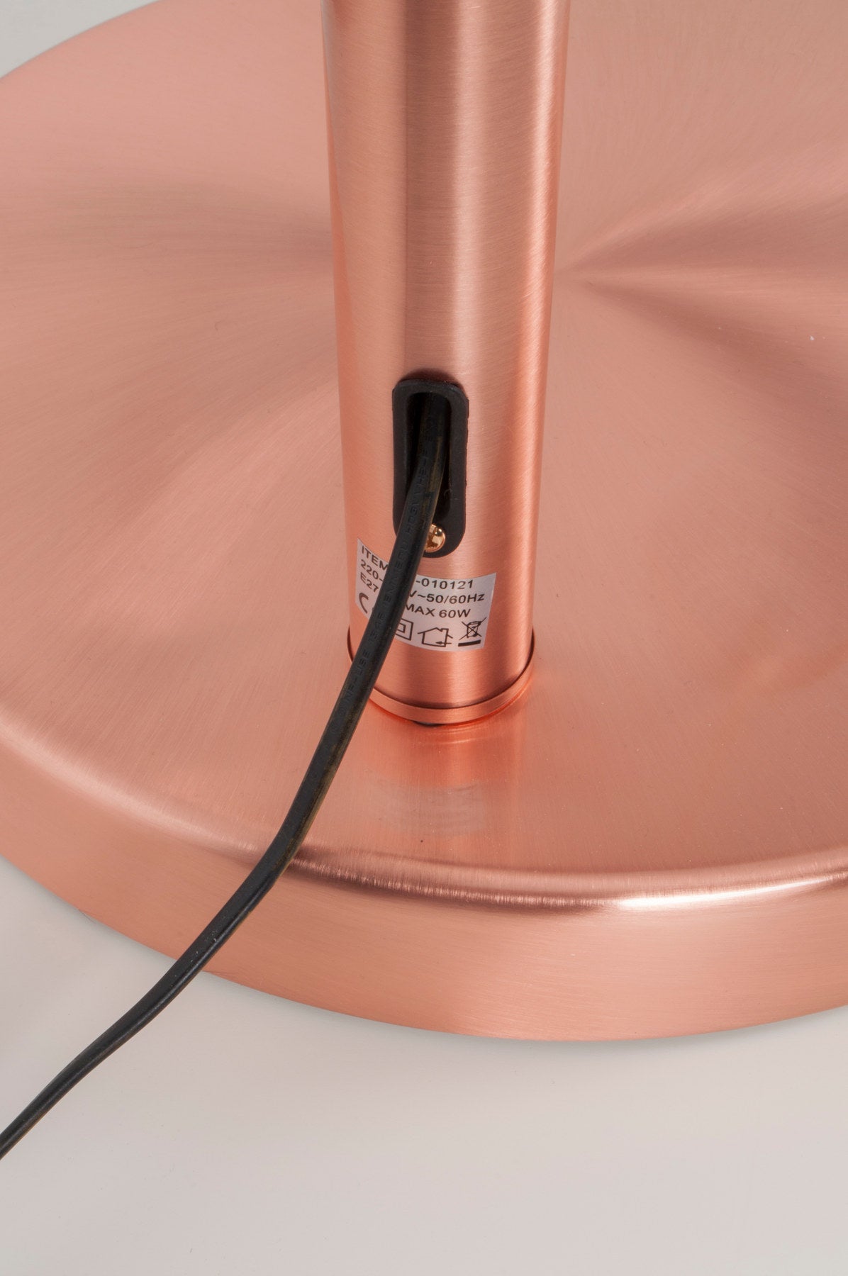 Stehleuchte Metal Bow in Kupfer präsentiert im Onlineshop von KAQTU Design AG. Stehleuchte ist von Zuiver