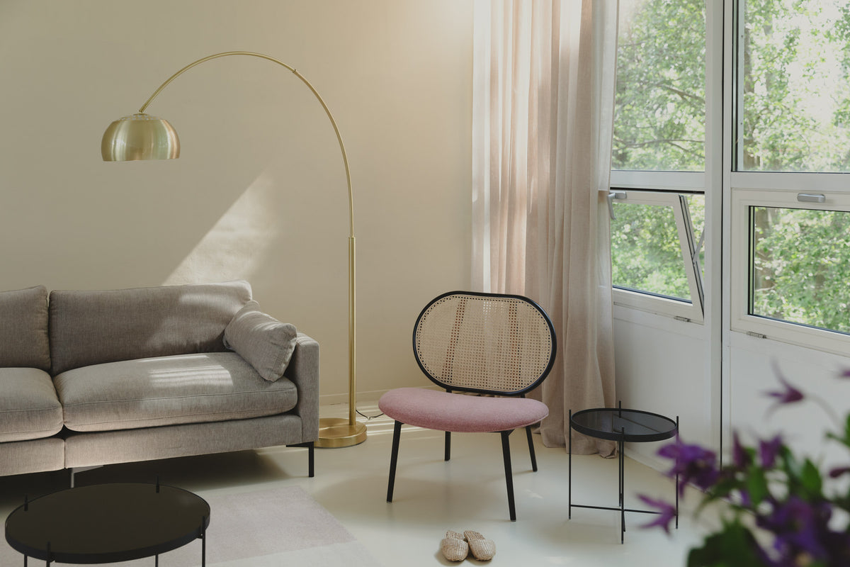 Stehleuchte Metal Bow in Gold präsentiert im Onlineshop von KAQTU Design AG. Stehleuchte ist von Zuiver