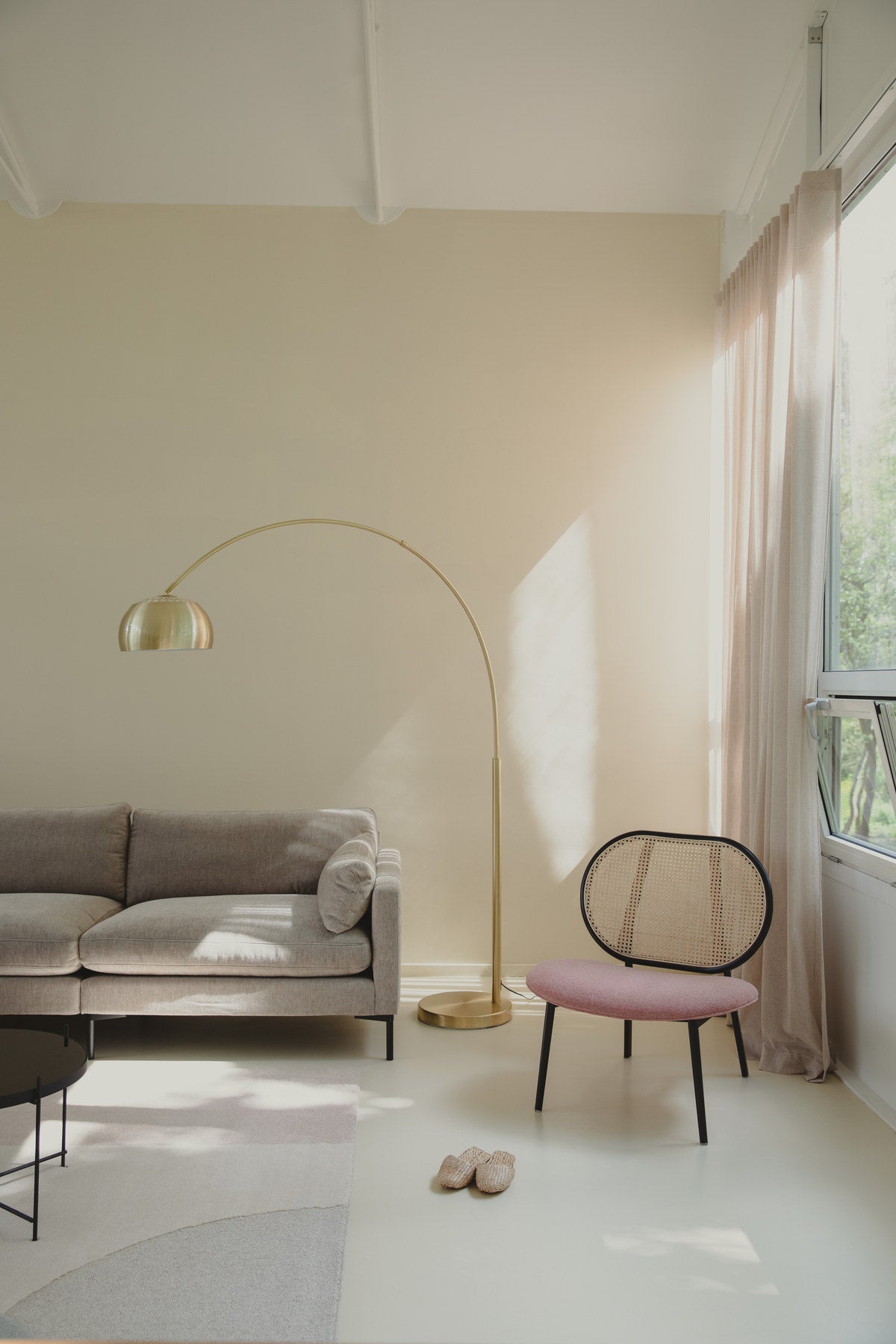 Stehleuchte Metal Bow in Gold präsentiert im Onlineshop von KAQTU Design AG. Stehleuchte ist von Zuiver