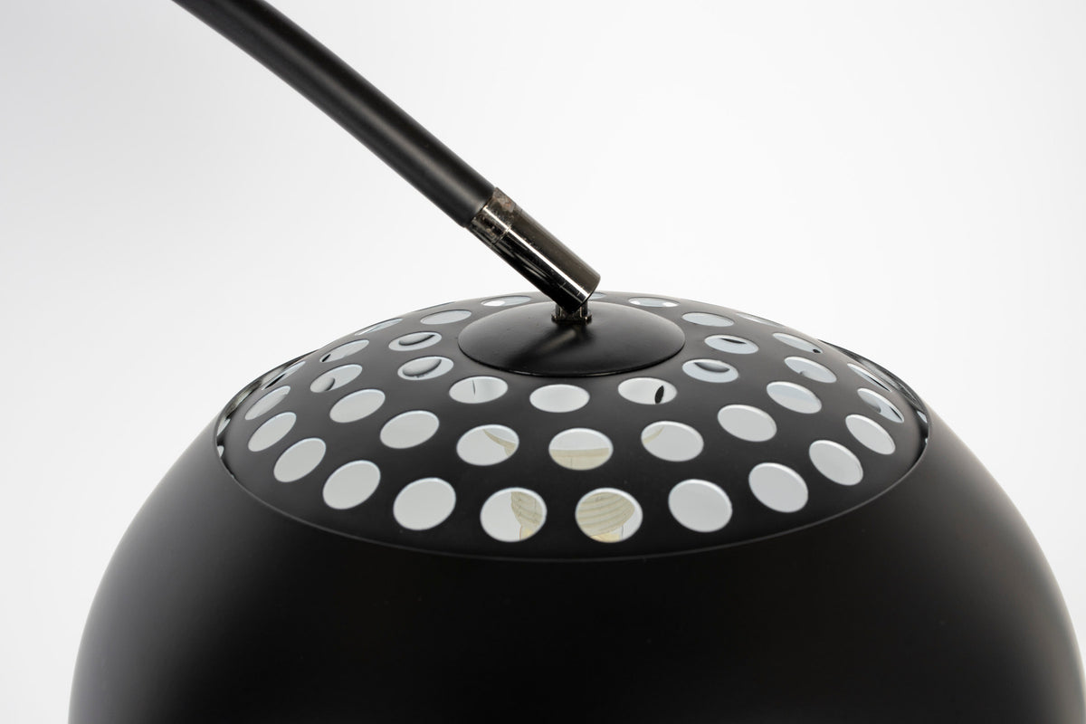 Stehleuchte Metal Bow in Schwarz präsentiert im Onlineshop von KAQTU Design AG. Stehleuchte ist von Zuiver