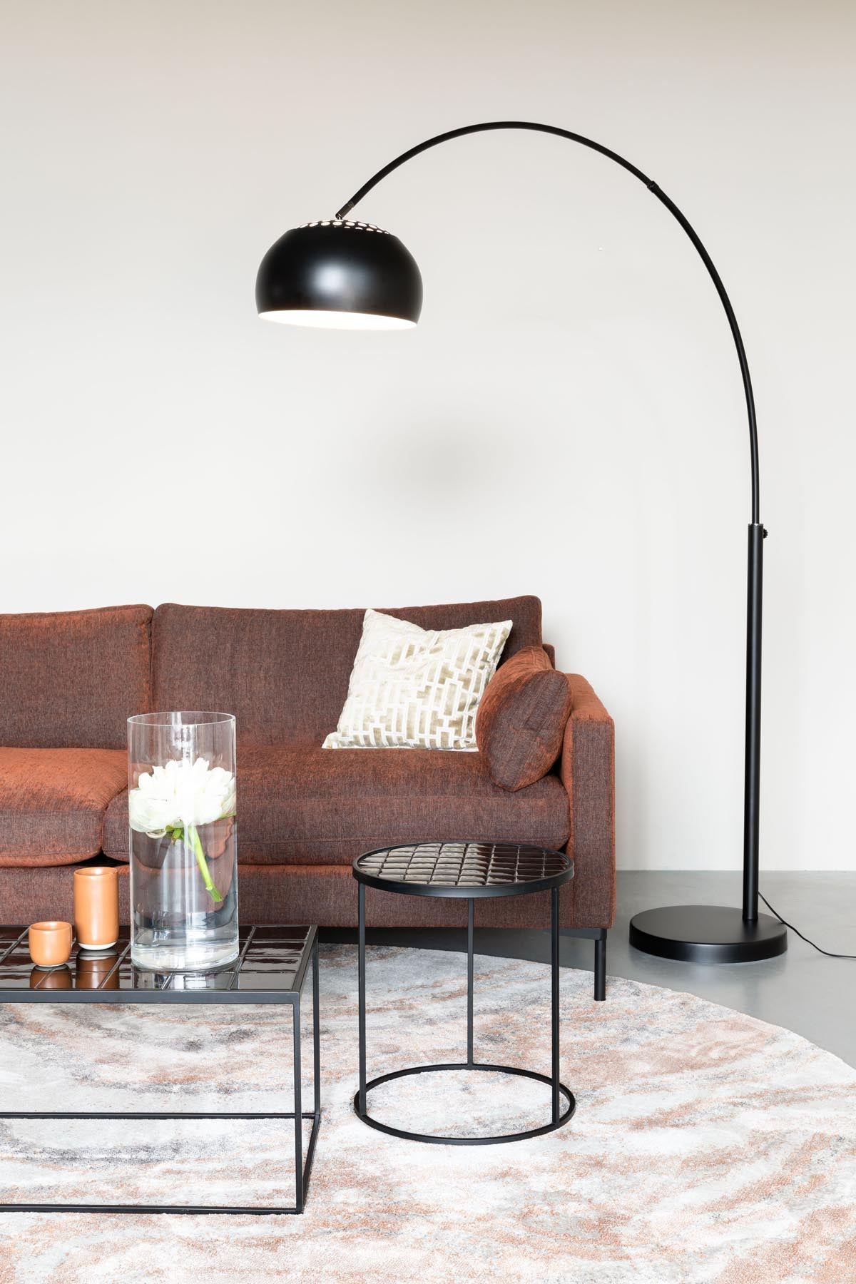 Stehleuchte Metal Bow in Schwarz präsentiert im Onlineshop von KAQTU Design AG. Stehleuchte ist von Zuiver
