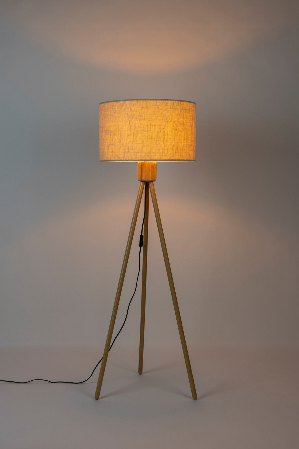 Stehleuchte Fan in Weiss präsentiert im Onlineshop von KAQTU Design AG. Stehleuchte ist von Zuiver